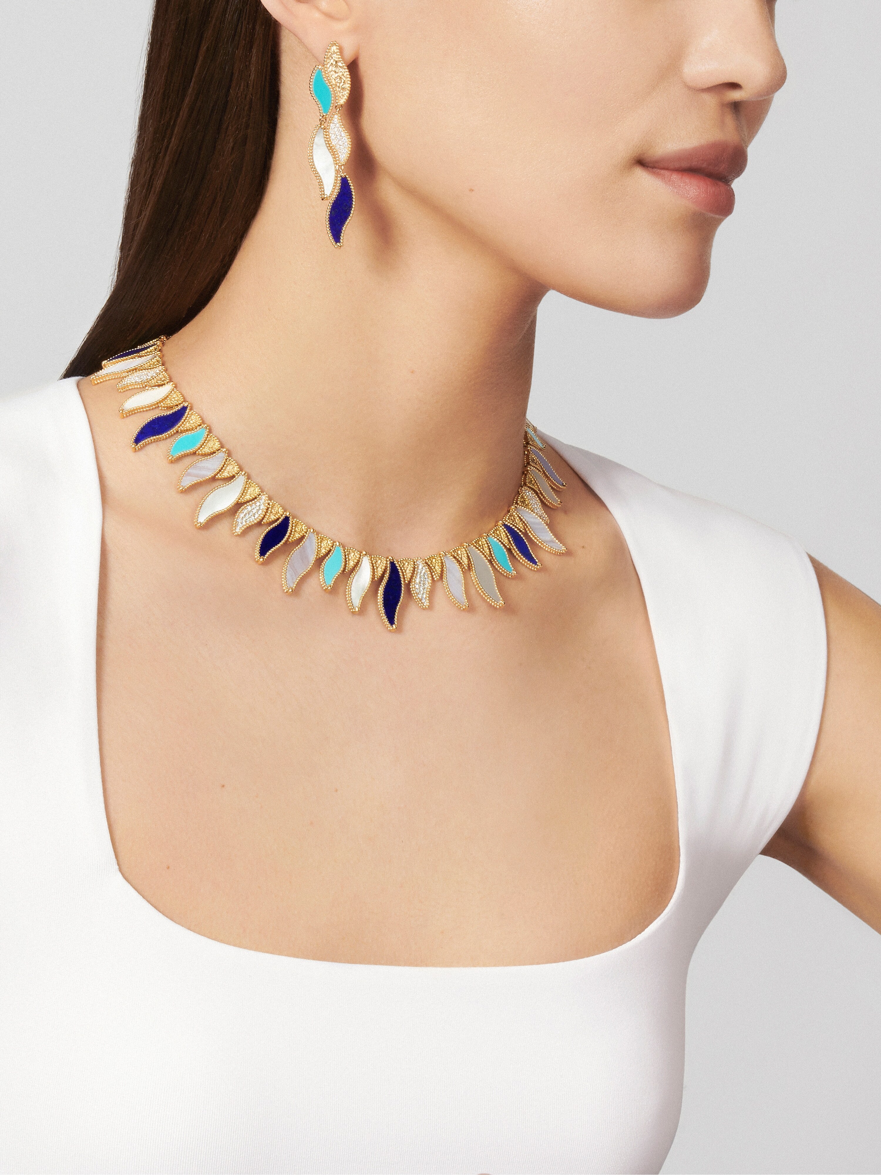 Lucky Summer Wave项链, 18K黄金, 玉髓:  8颗, 珍珠母贝:  9颗, 绿松石:  7颗, 钻石:  105颗,  1.15 克拉, 青金石:  9颗, Worn Alternative, Jewelry Necklace_梵克雅宝_Van Cleef & Arpels