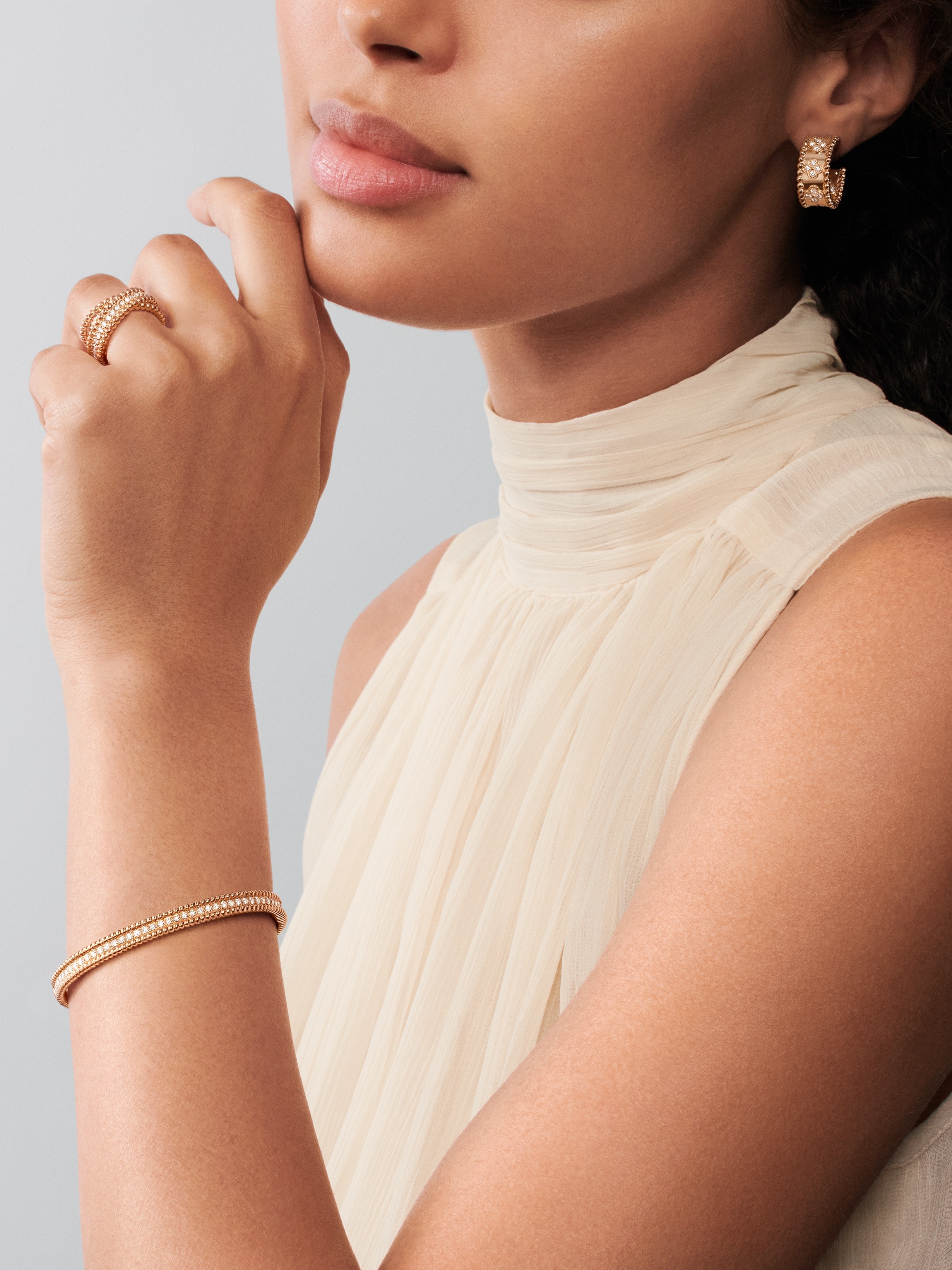 Perlée clovers环形耳环, 18K玫瑰金, 钻石:  40颗,  0.62 克拉, Worn Detail, Jewelry Earrings_梵克雅宝_Van Cleef & Arpels