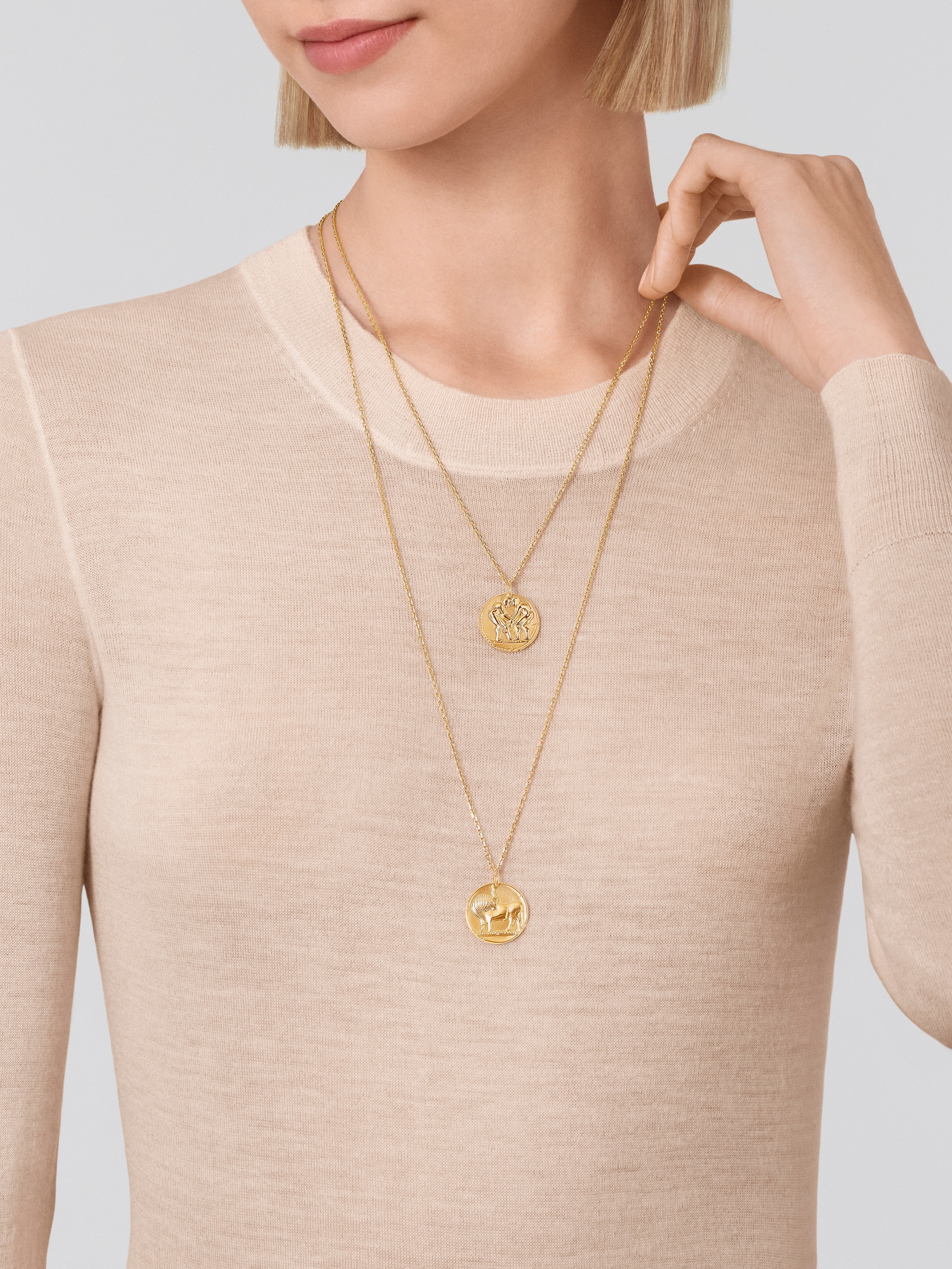 Zodiaque Tauri（金牛座）吊坠, 18K黄金, Worn Detail, Jewelry Pendent_梵克雅宝_Van Cleef & Arpels