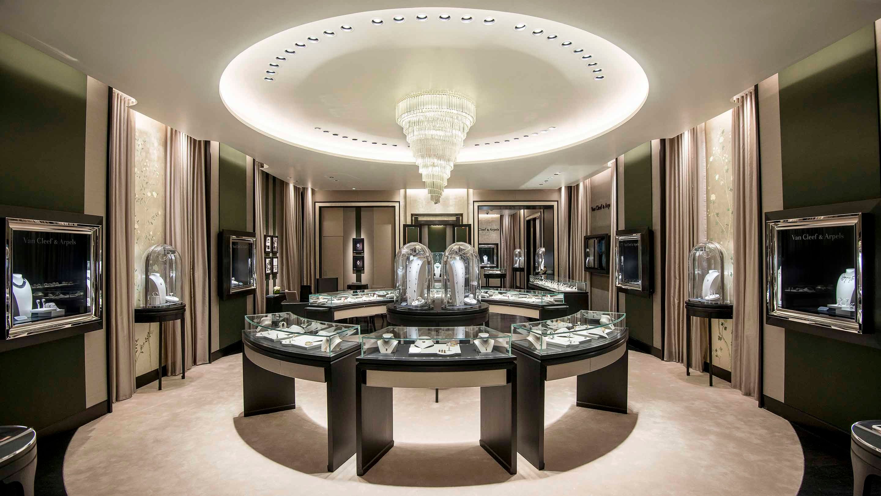 Dubai mall boutique present the main aera view, van cleef and arpels