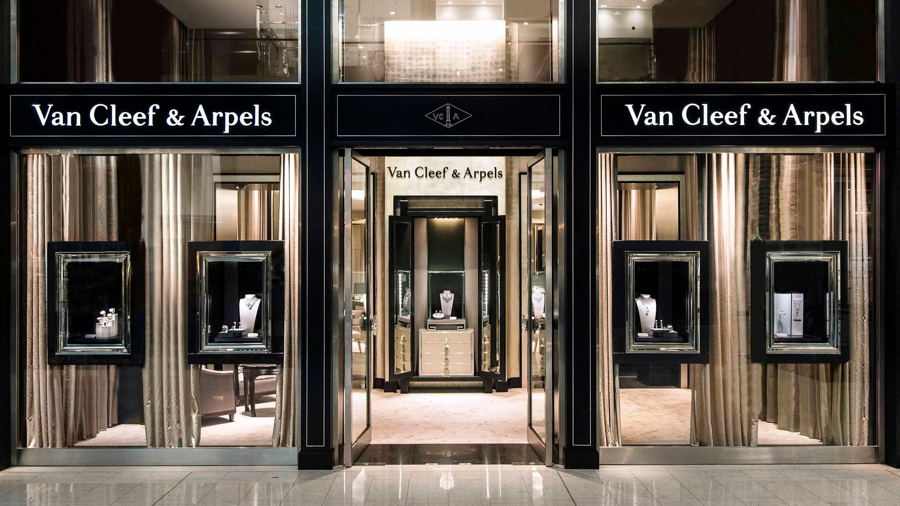 Dubai mall boutique present the facade view, van cleef and arpels