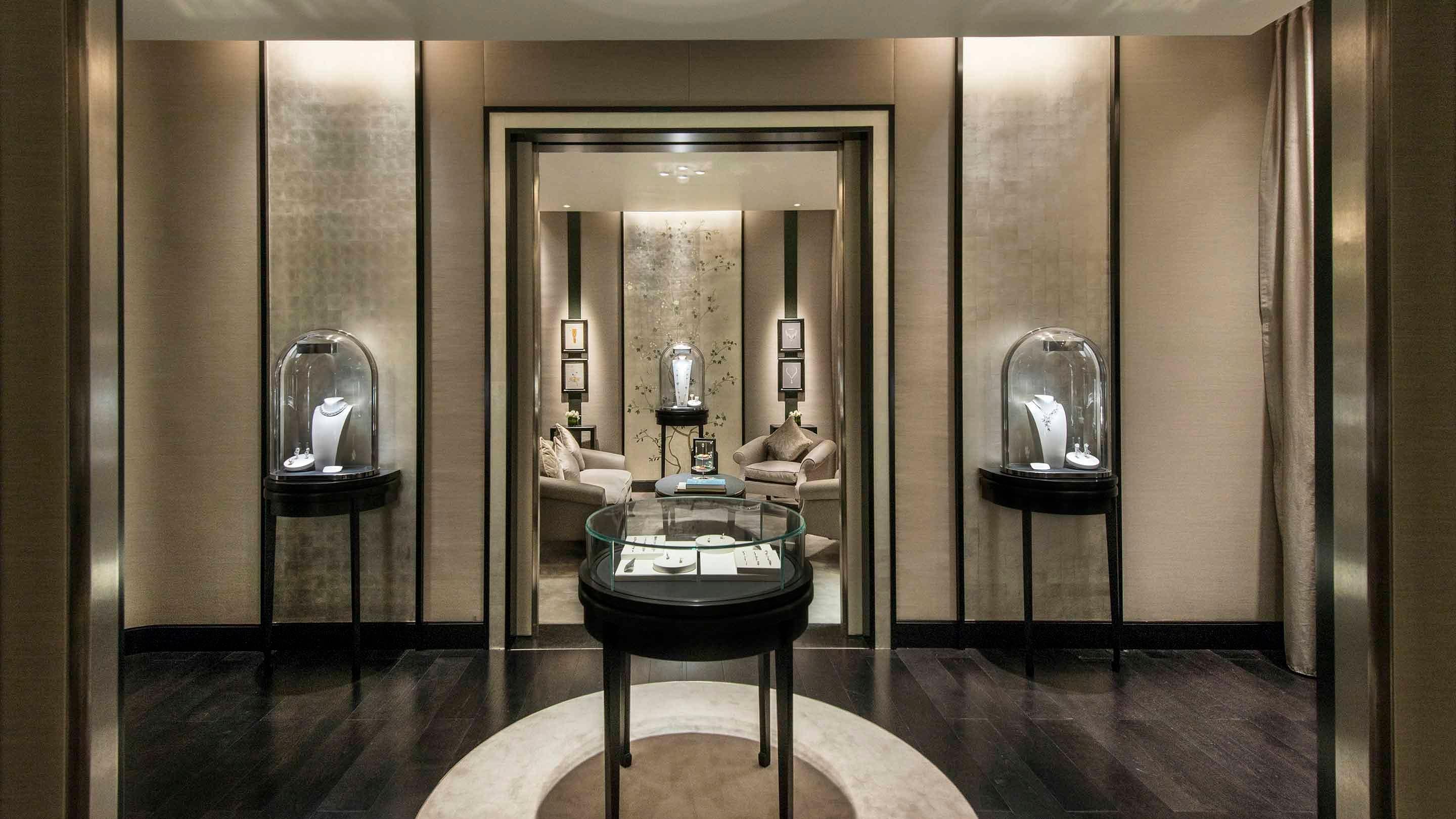 Dubai mall boutique present the main aera view, van cleef and arpels