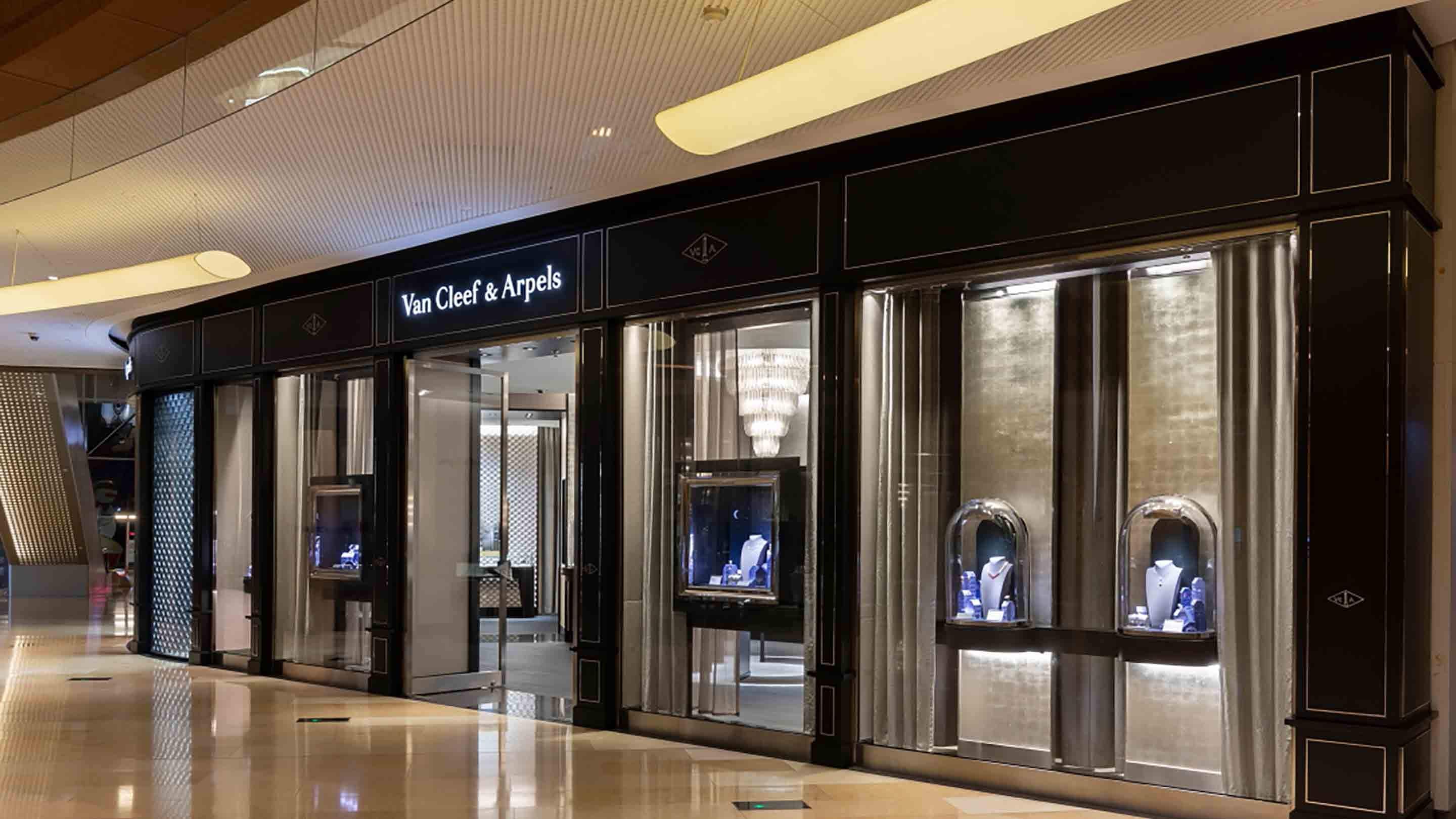 Guanghzou taikoo hui boutique present the facade view, Van Cleef Arpels