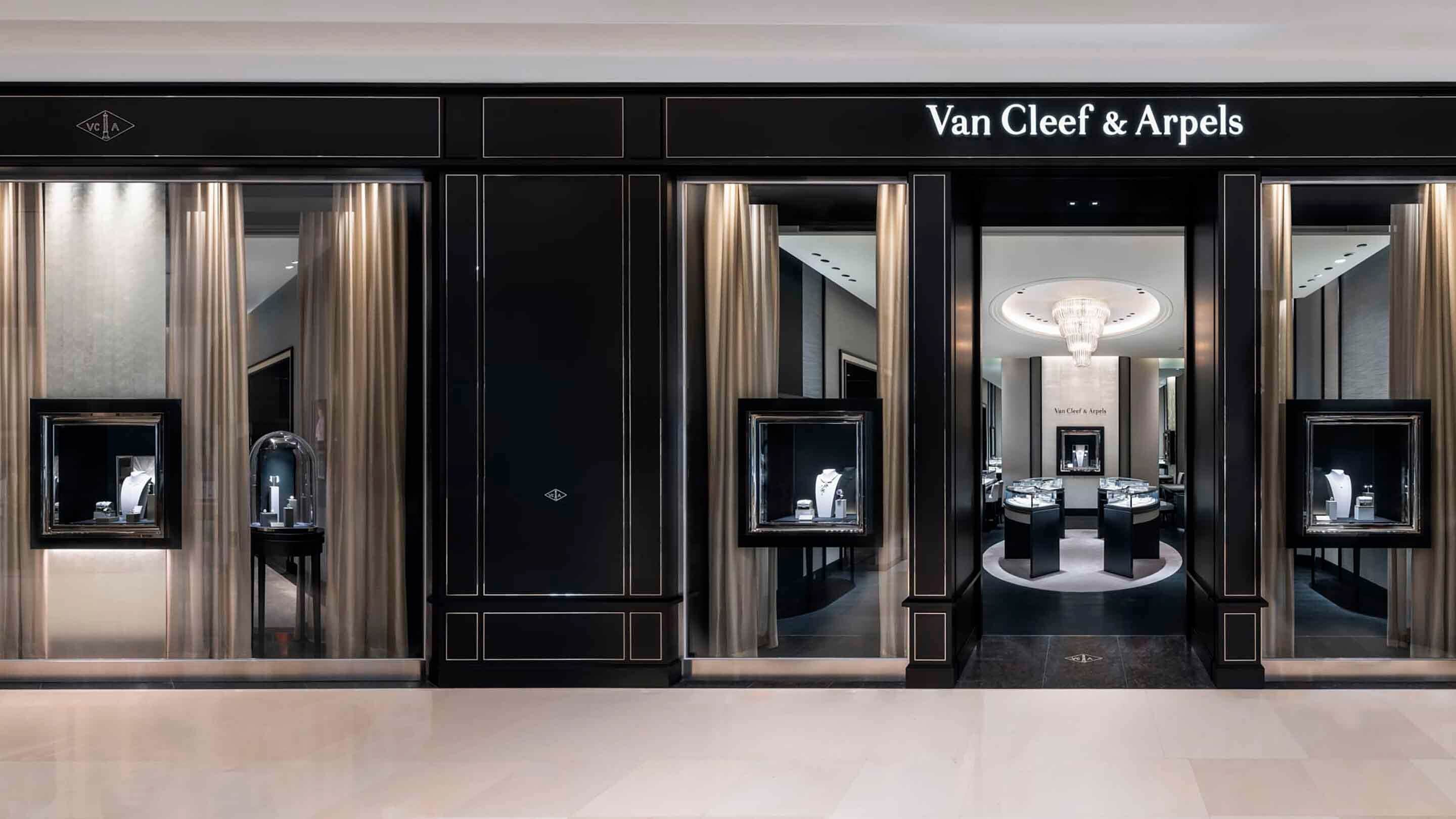 Busan, Shinsegae Centum City boutique present the facade view. Van Cleef & Arpels.