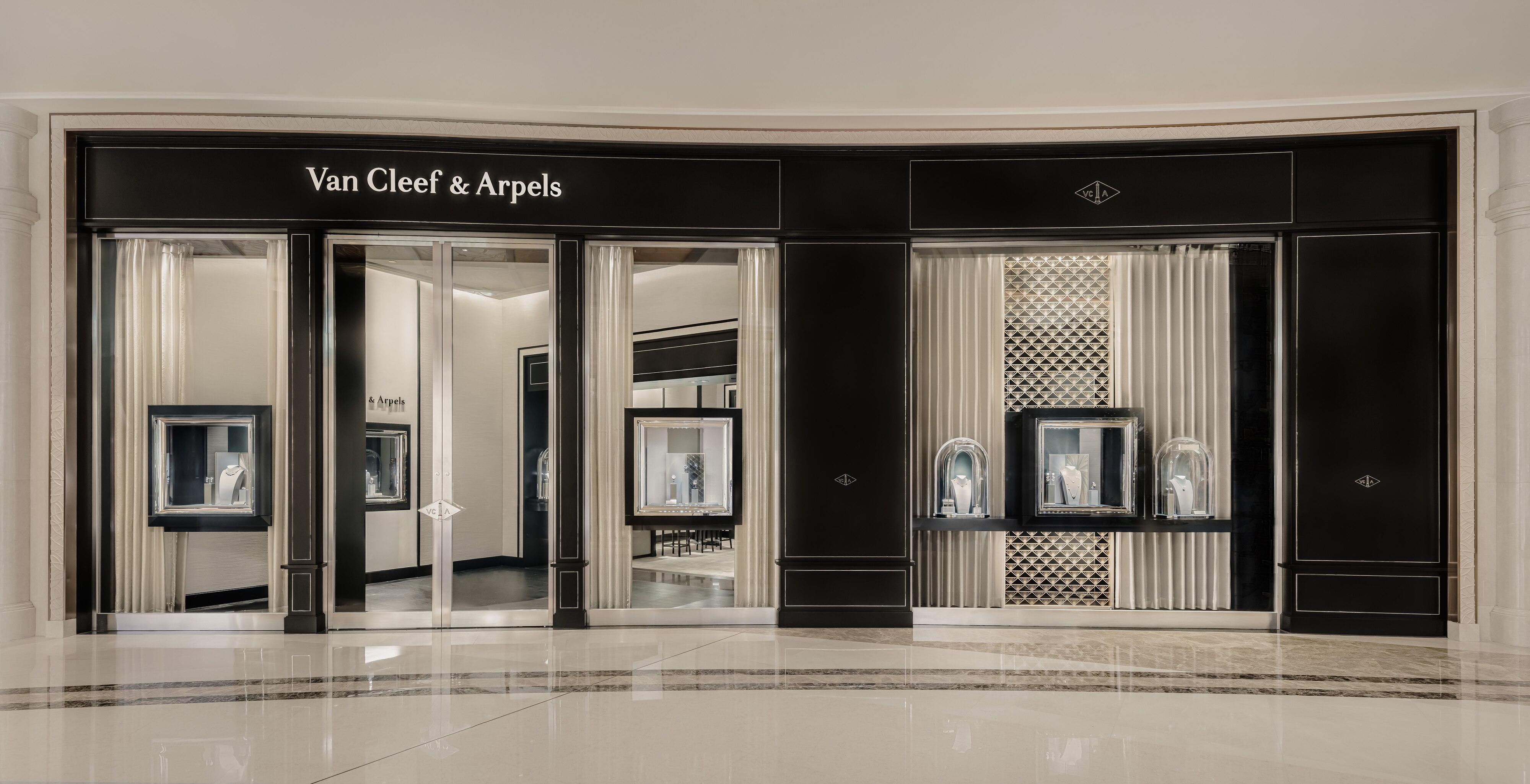 Macau Glaxy boutique present the facade view , Van Cleef Arpels
