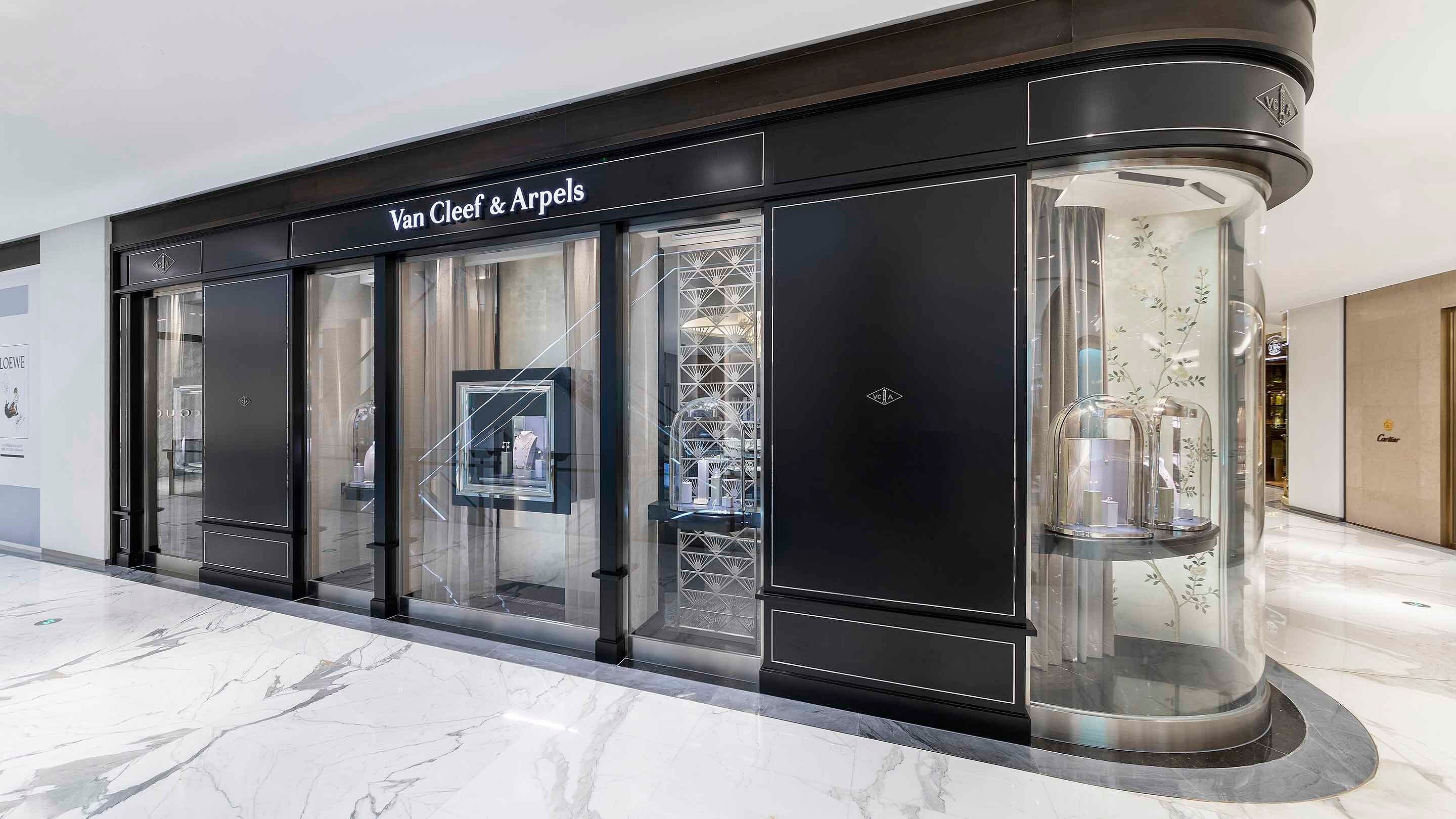 Xian Shin Kong present the facade view, Van Cleef & Arpels.