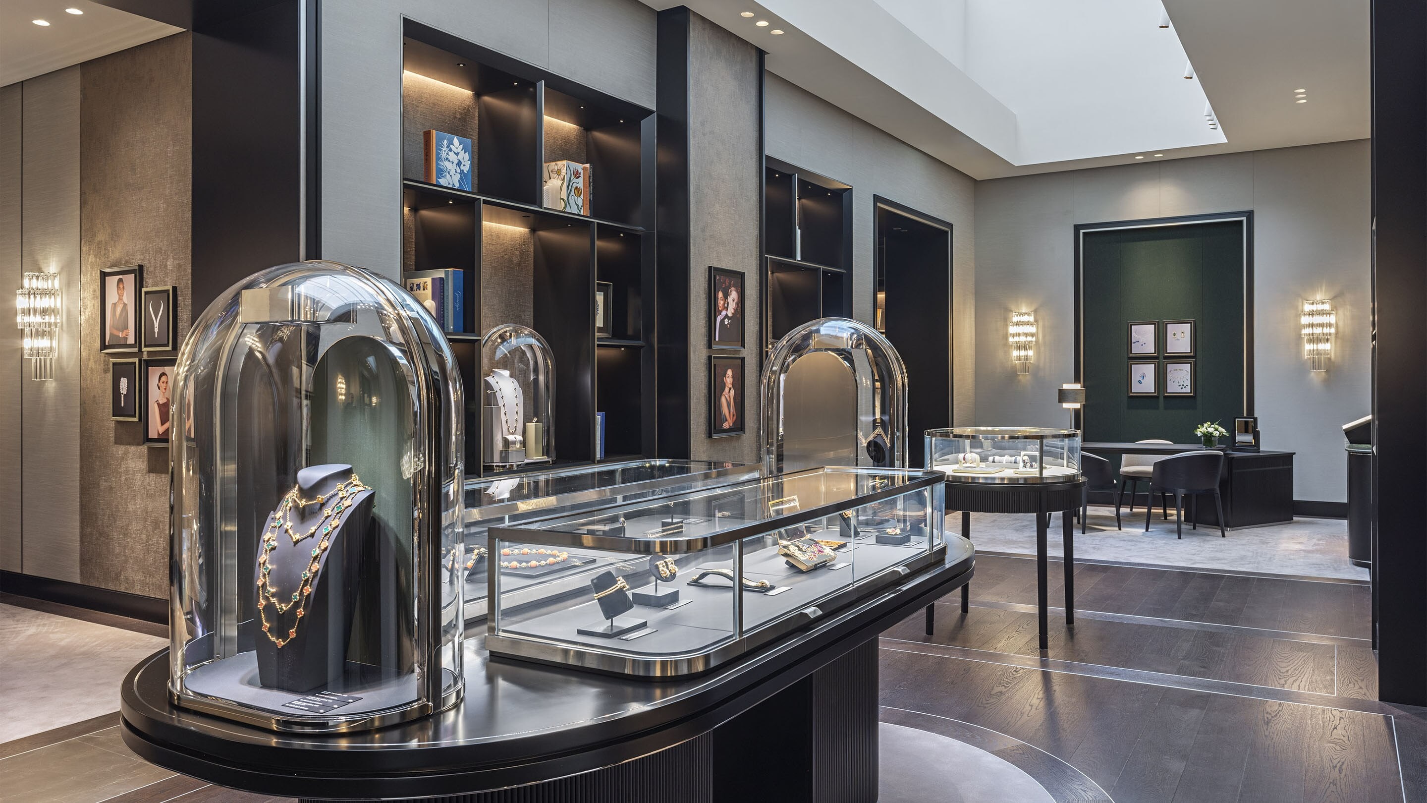 Amsterdam, PC Hoofstraat, picture of the boutique's main area, Van Cleef & Arpels.