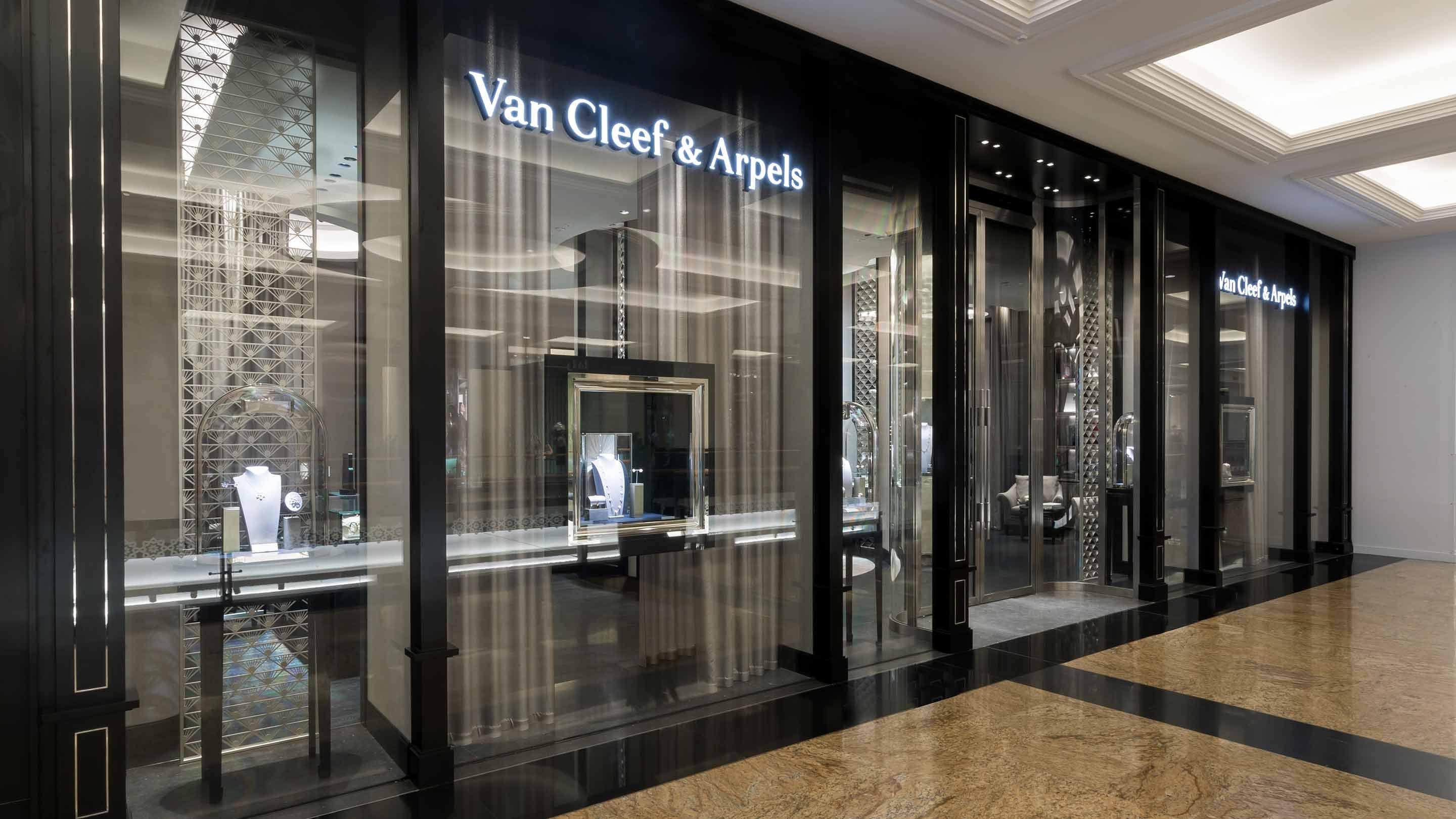 Mall of emirates boutique present the facade view, van cleef and arpels