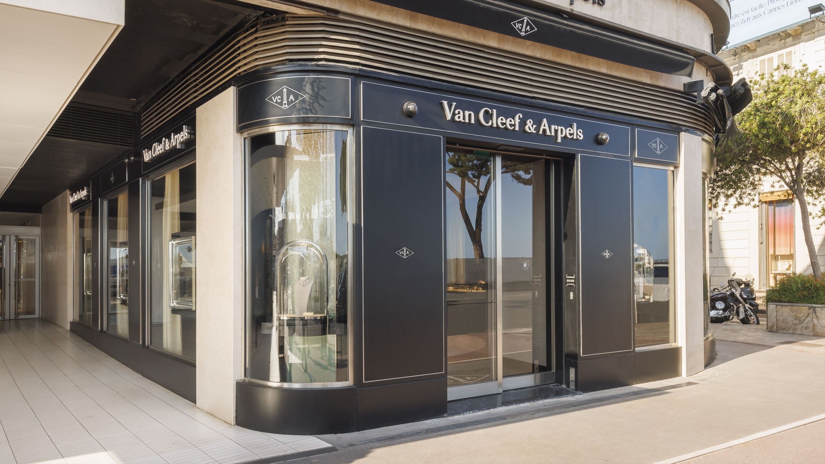Cannes, La Croisette, picture of the boutique's façade, Van Cleef & Arpels.