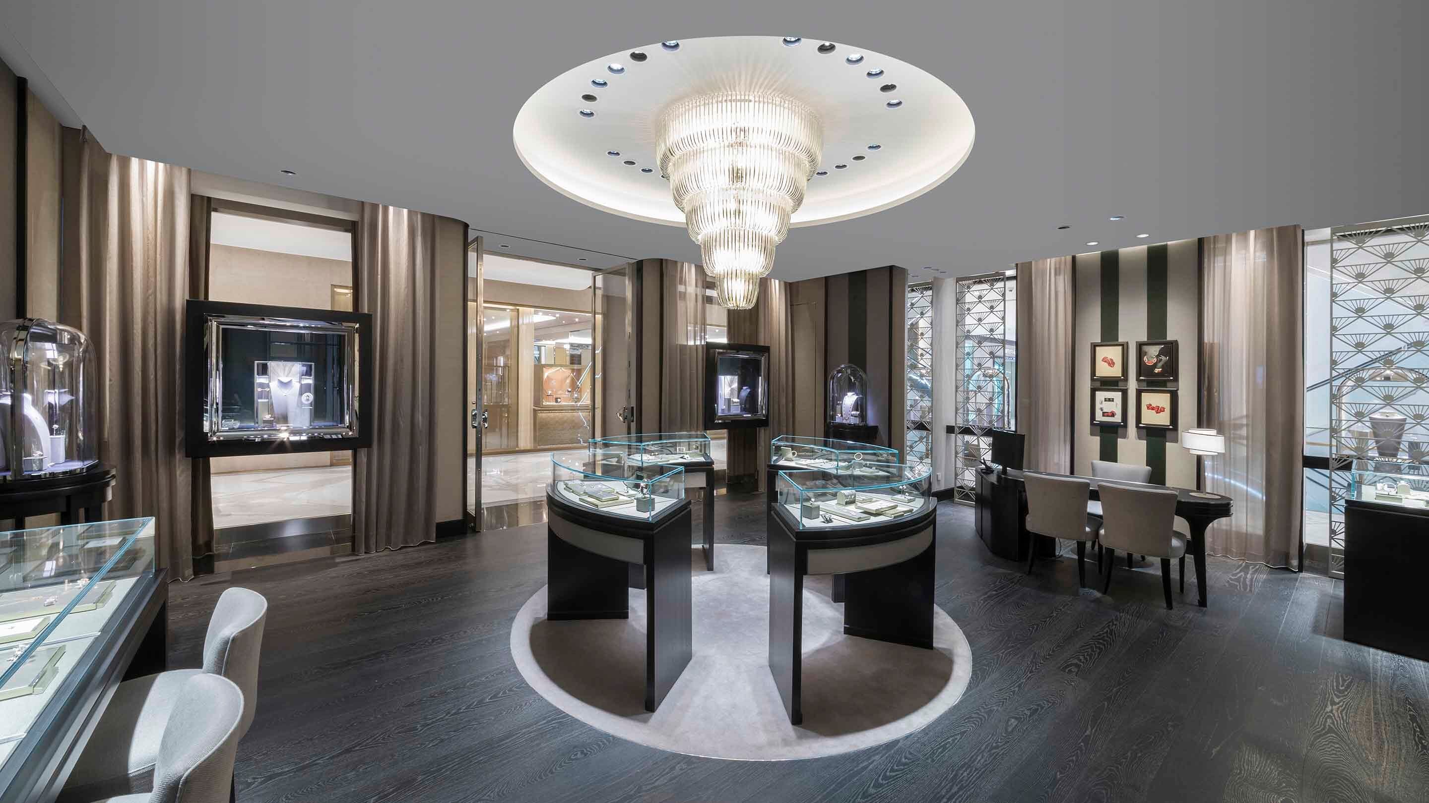 Xian Shin Kong present the main area 1, Van Cleef & Arpels.
