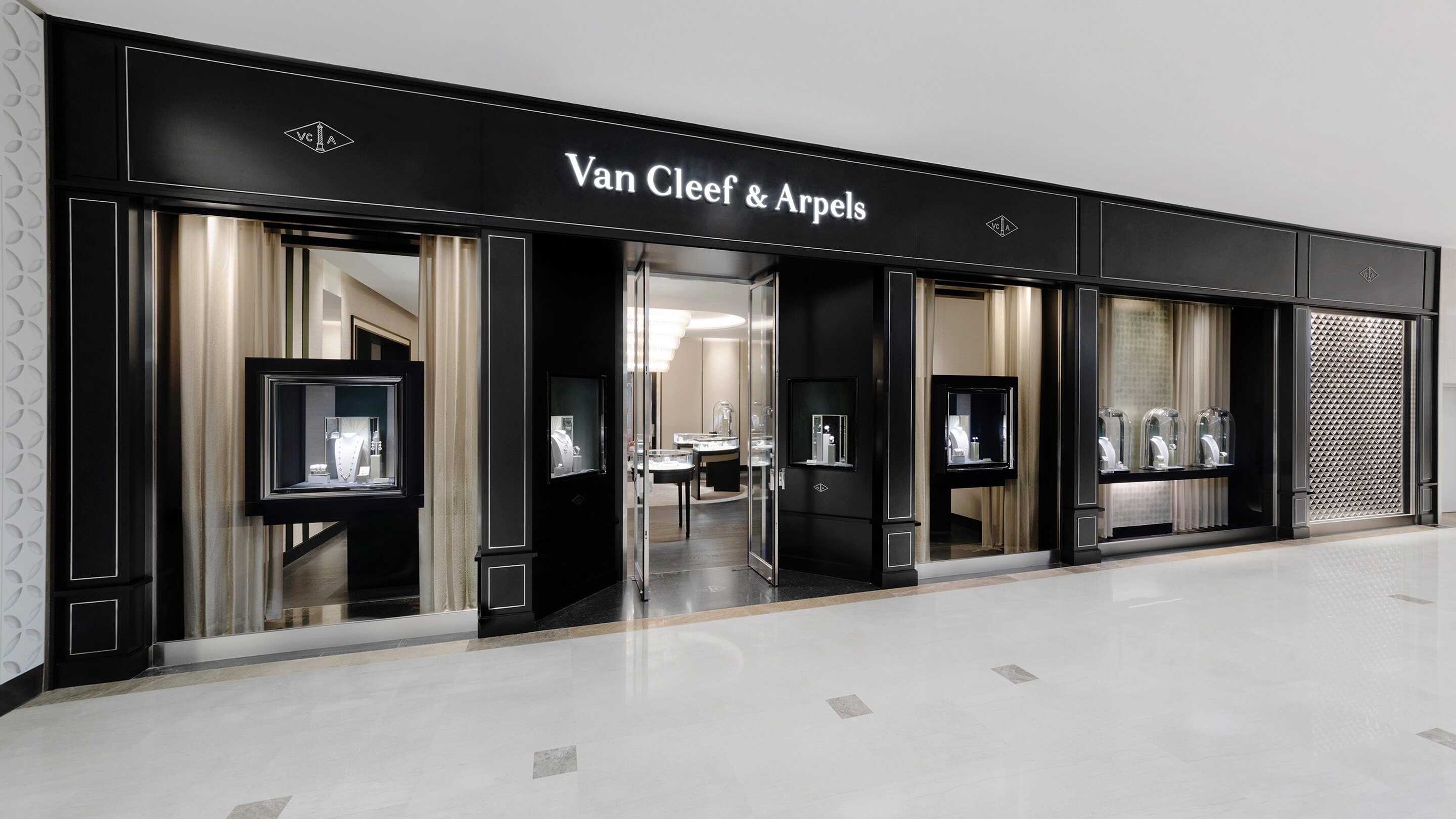 China, Qingdao Hisense Plaza, present the facade view, Van Cleef and Arpels.