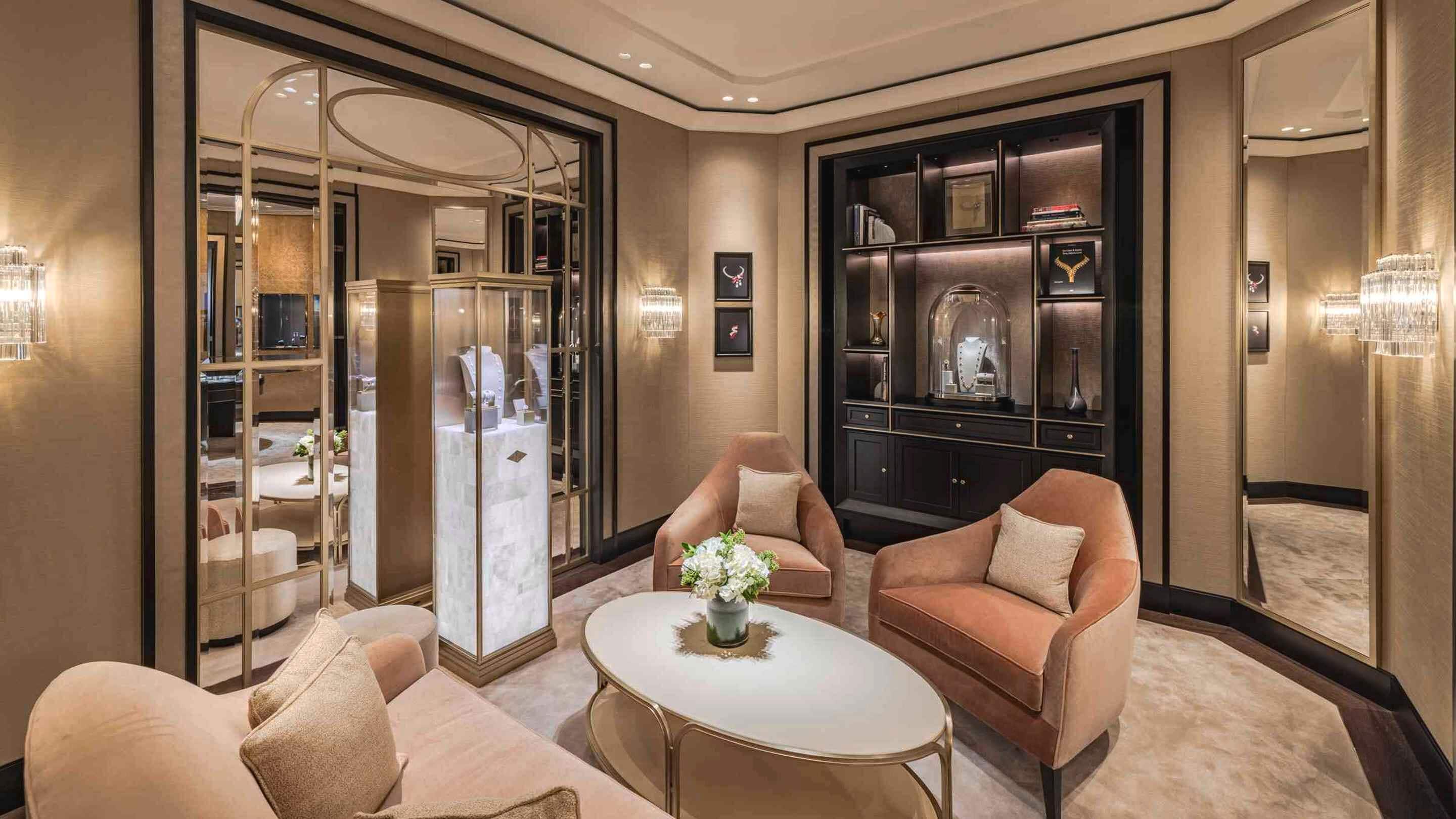 Riyadh - Solitaire Mall boutique present the interior view, Van Cleef & Arpels