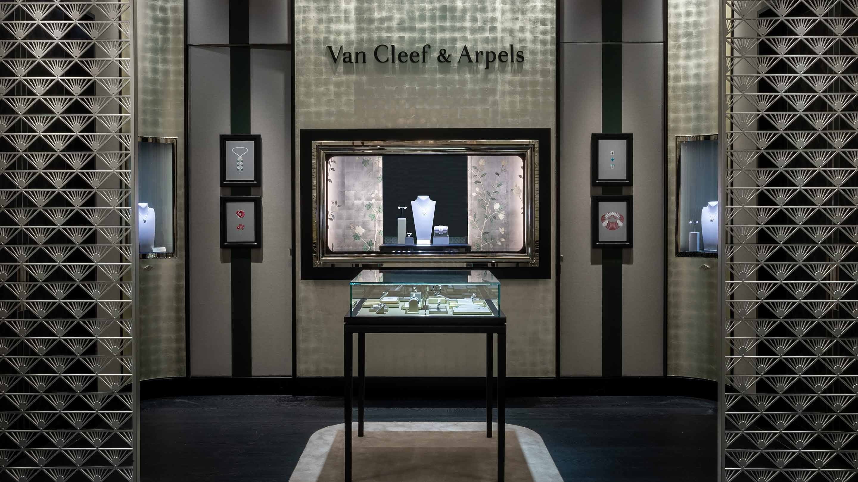 Mall of emirates boutique present a detail view, van cleef and arpels