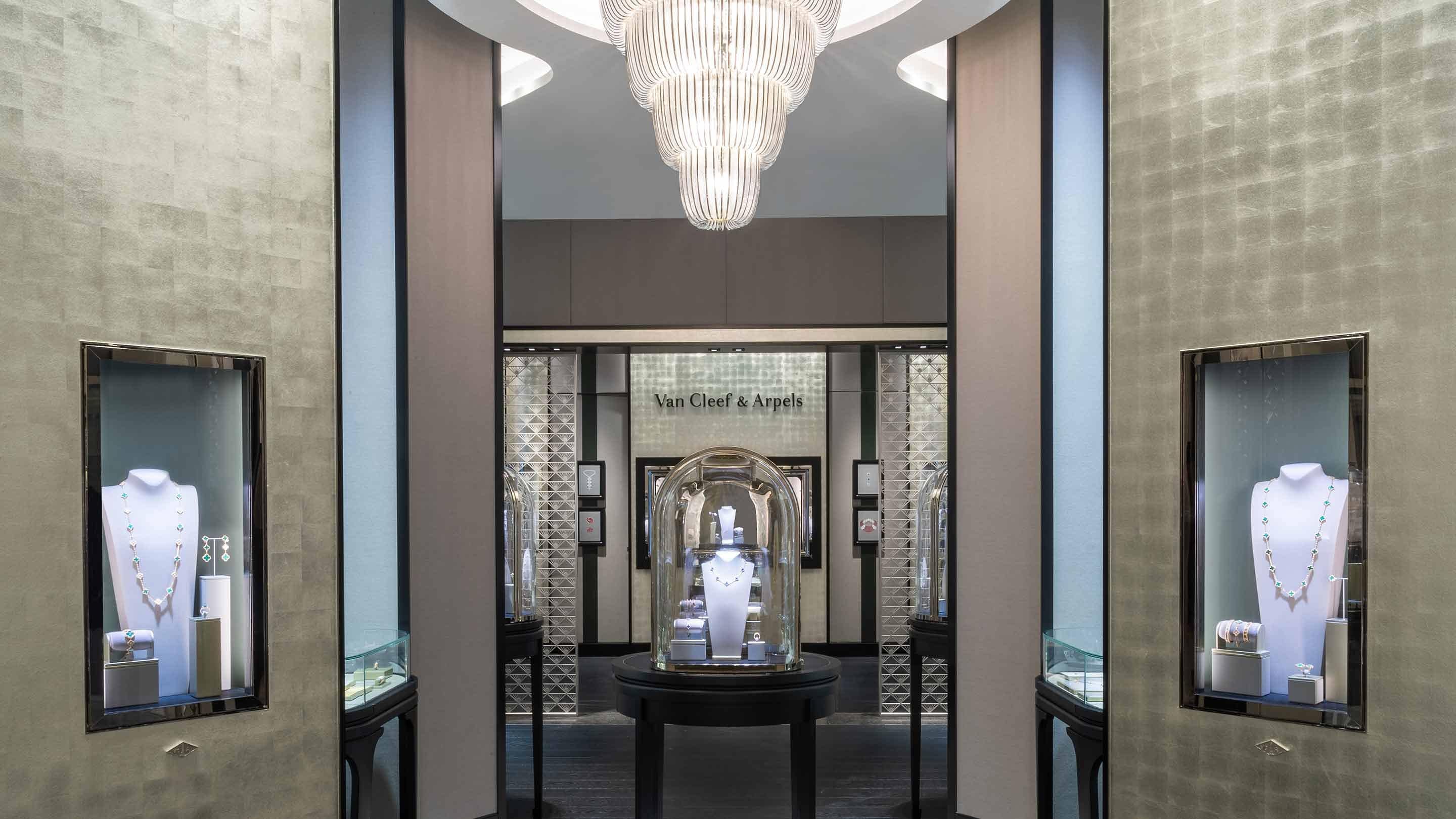 Mall of emirates boutique present the main&nbsp;aera view, van cleef and arpels