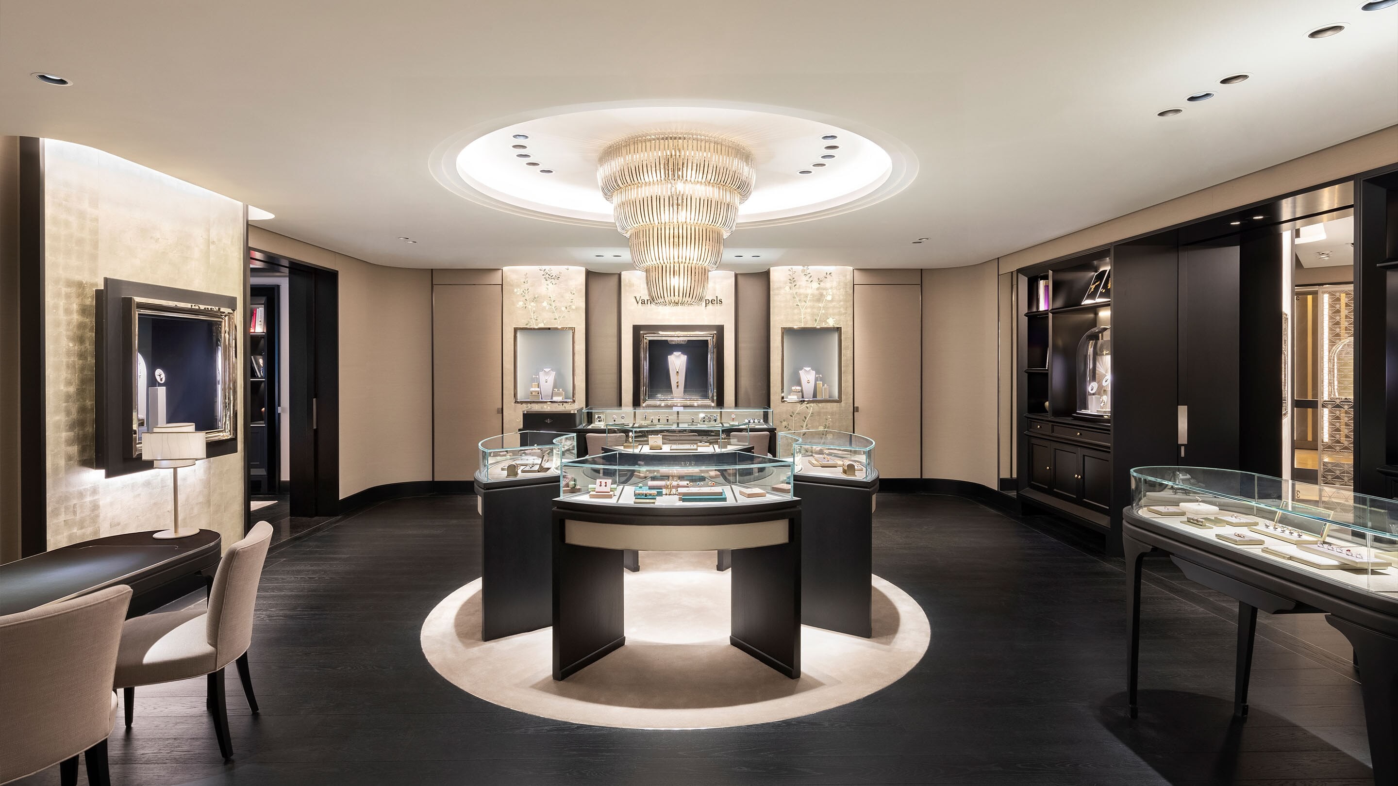 Hong Kong, Pacific Place, picture of the boutique's main area, Van Cleef & Arpels.