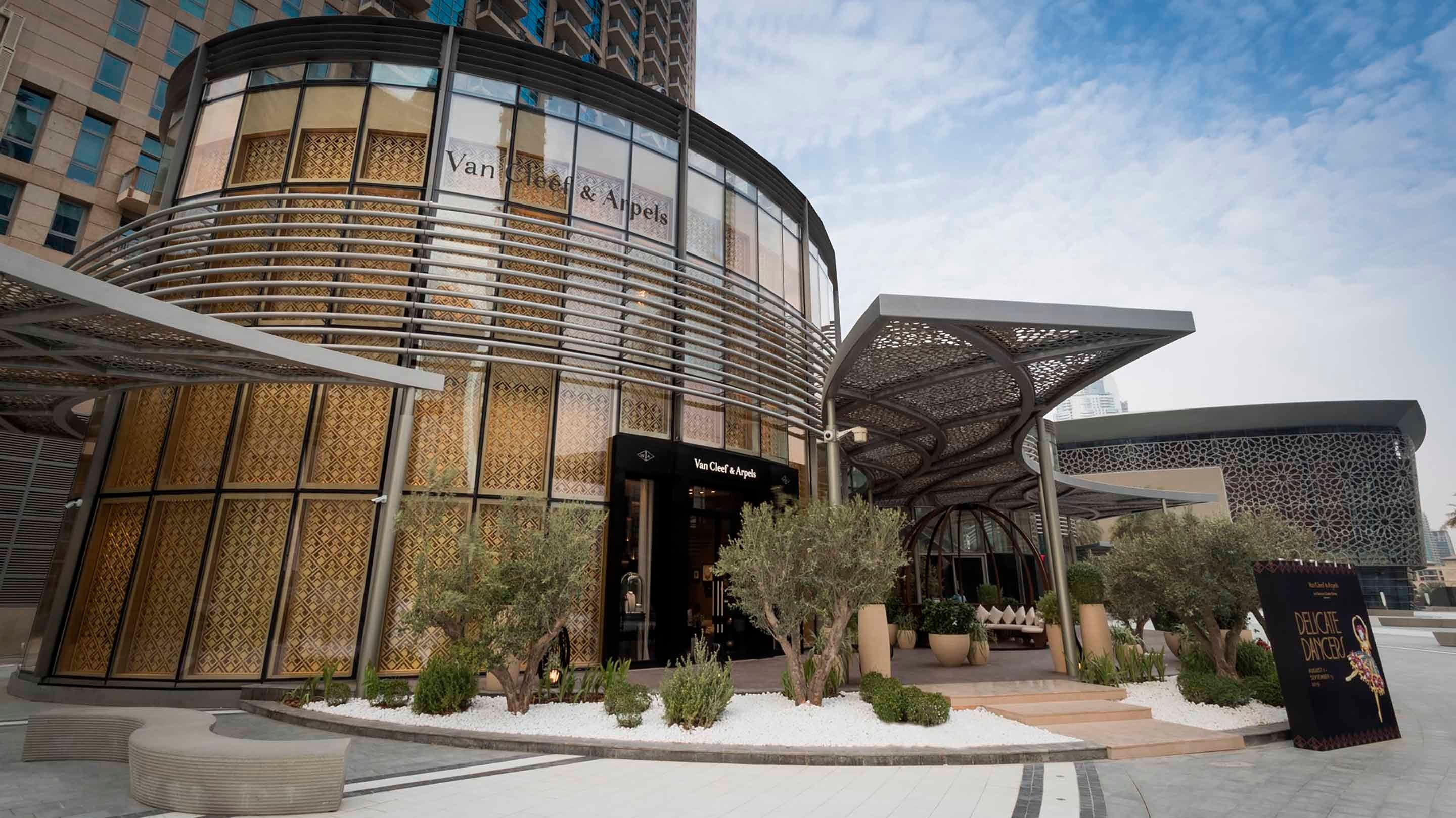 Dubai opera boutique present the facade view, van cleef and arpels