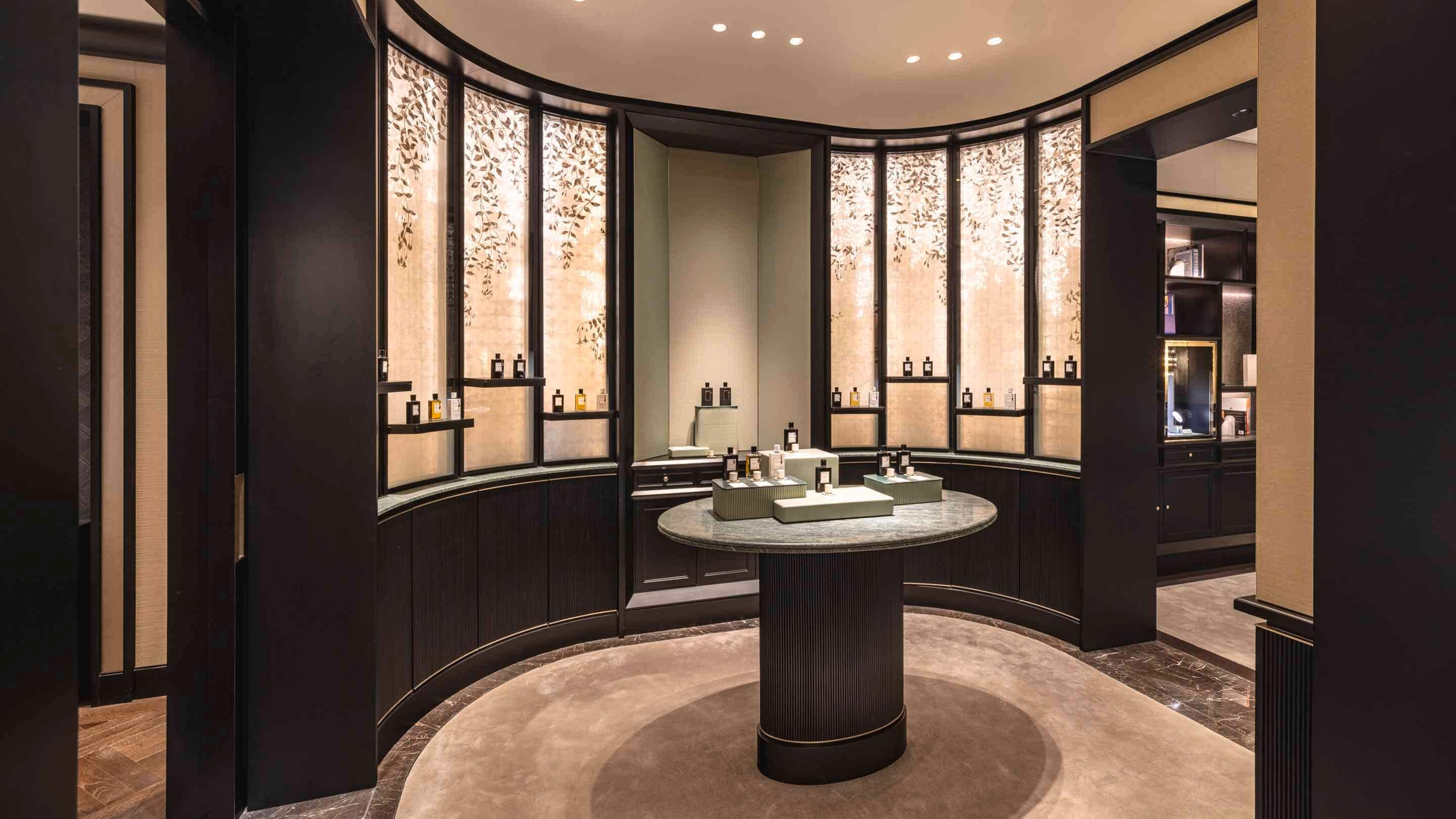 Riyadh - Solitaire Mall boutique present the interior view, Van Cleef & Arpels
