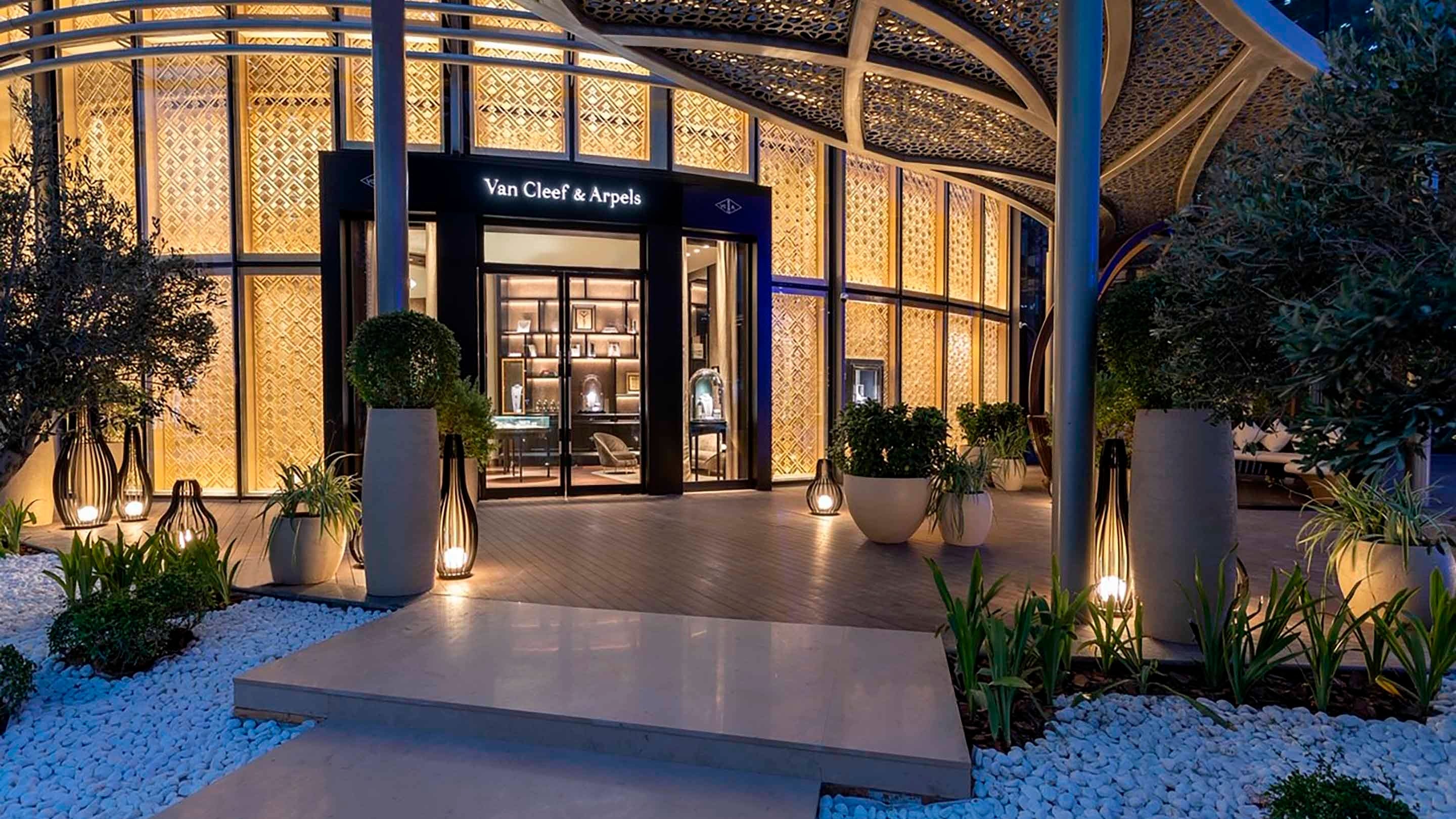 Dubai opera boutique present the facade view, van cleef arpels