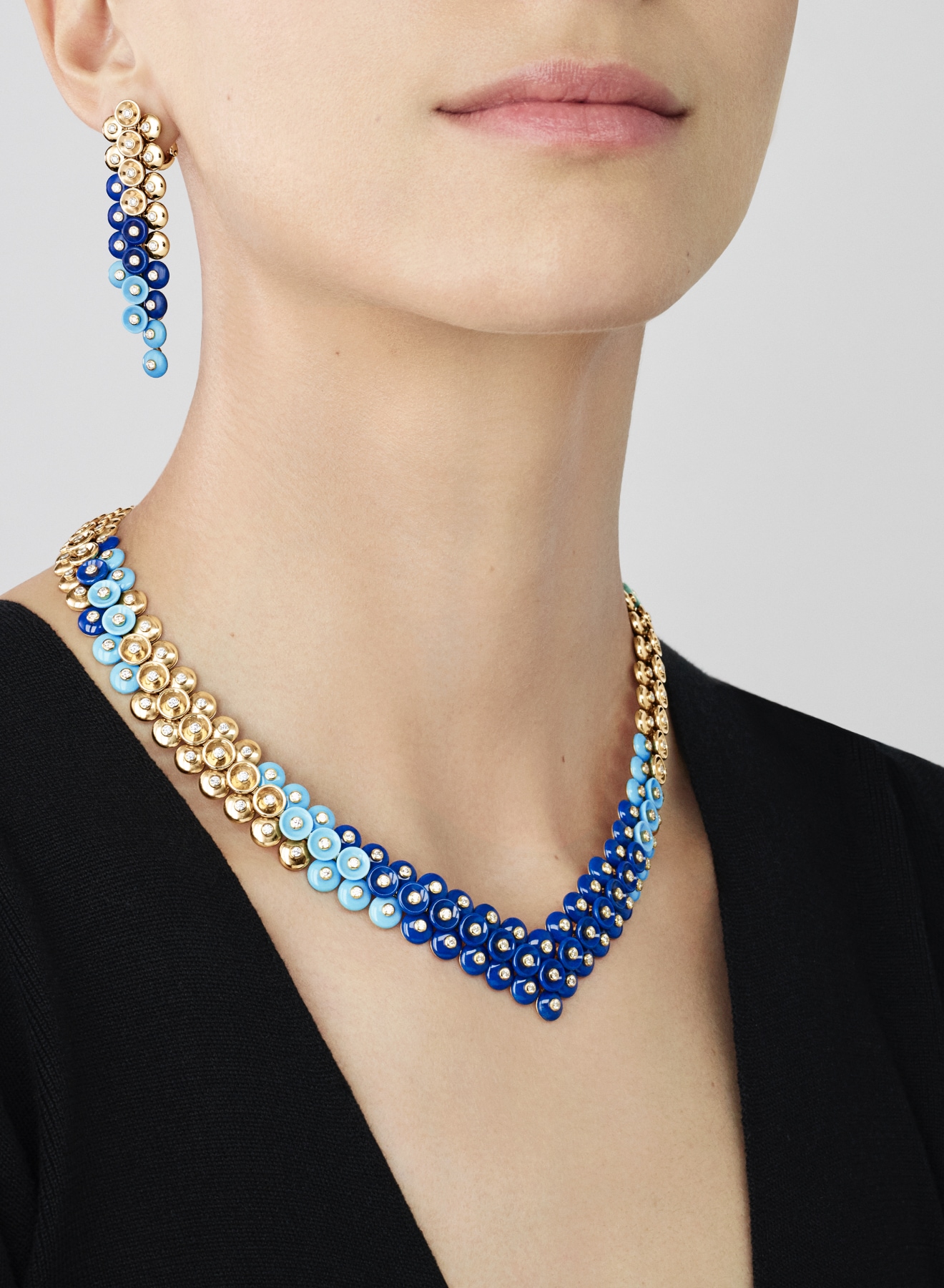 Bouton d'or系列，耳环和项链，黄K金，青金石，绿松石和圆形钻石，Van Cleef & Arpels梵克雅宝