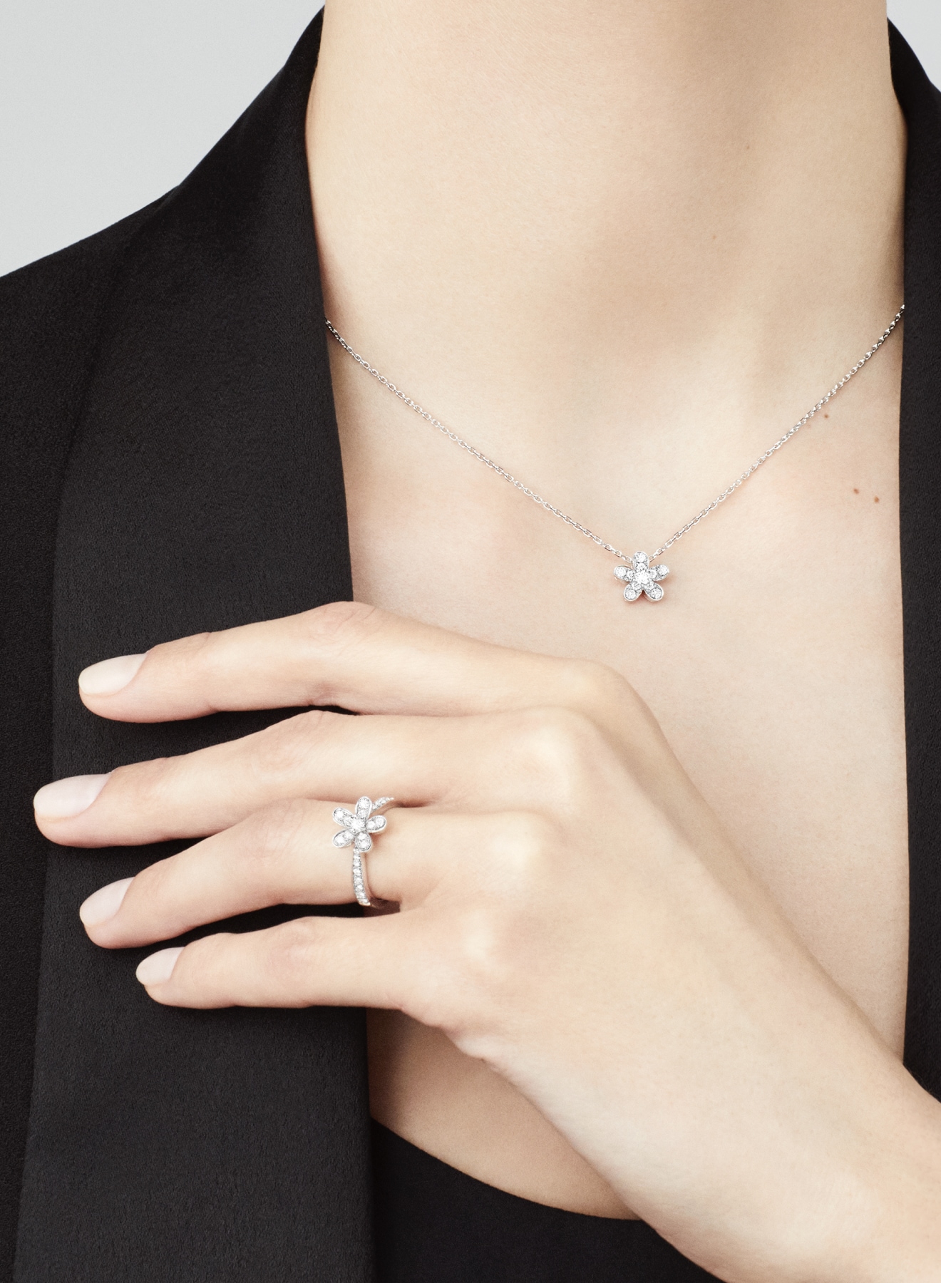 Socrate系列，戒指和项链，白K金和钻石，Van Cleef & Arpels梵克雅宝