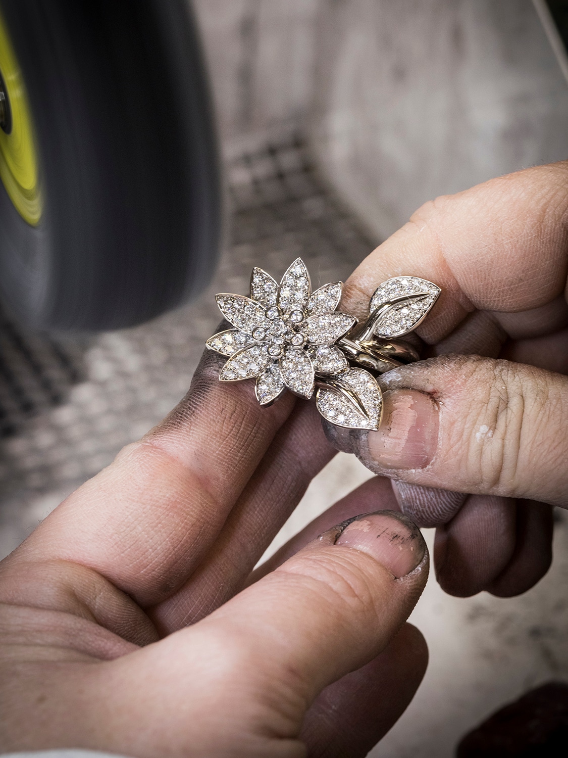 Lotus Between the Finger ring 4 flowers 18K white gold Diamond Van Cleef Arpels