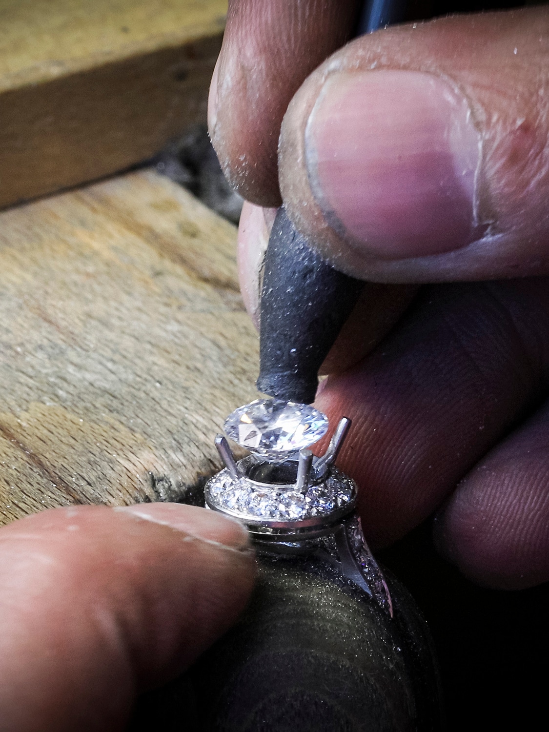 Icône solitaire 0.70 ct EVVS2, platinum, craftsmanship, Engagement Rings collection, Van Cleef & Arpels