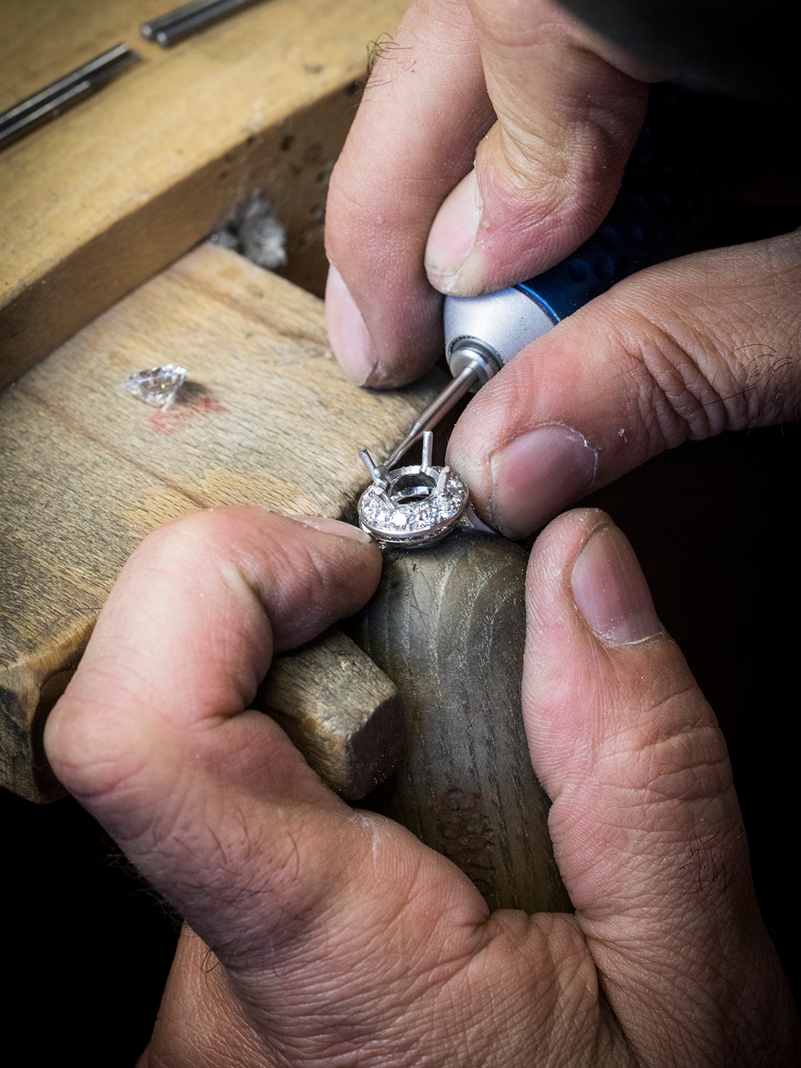 Icône solitaire 0.70 ct EVVS2, platinum, craftsmanship, Engagement Rings collection, Van Cleef & Arpels