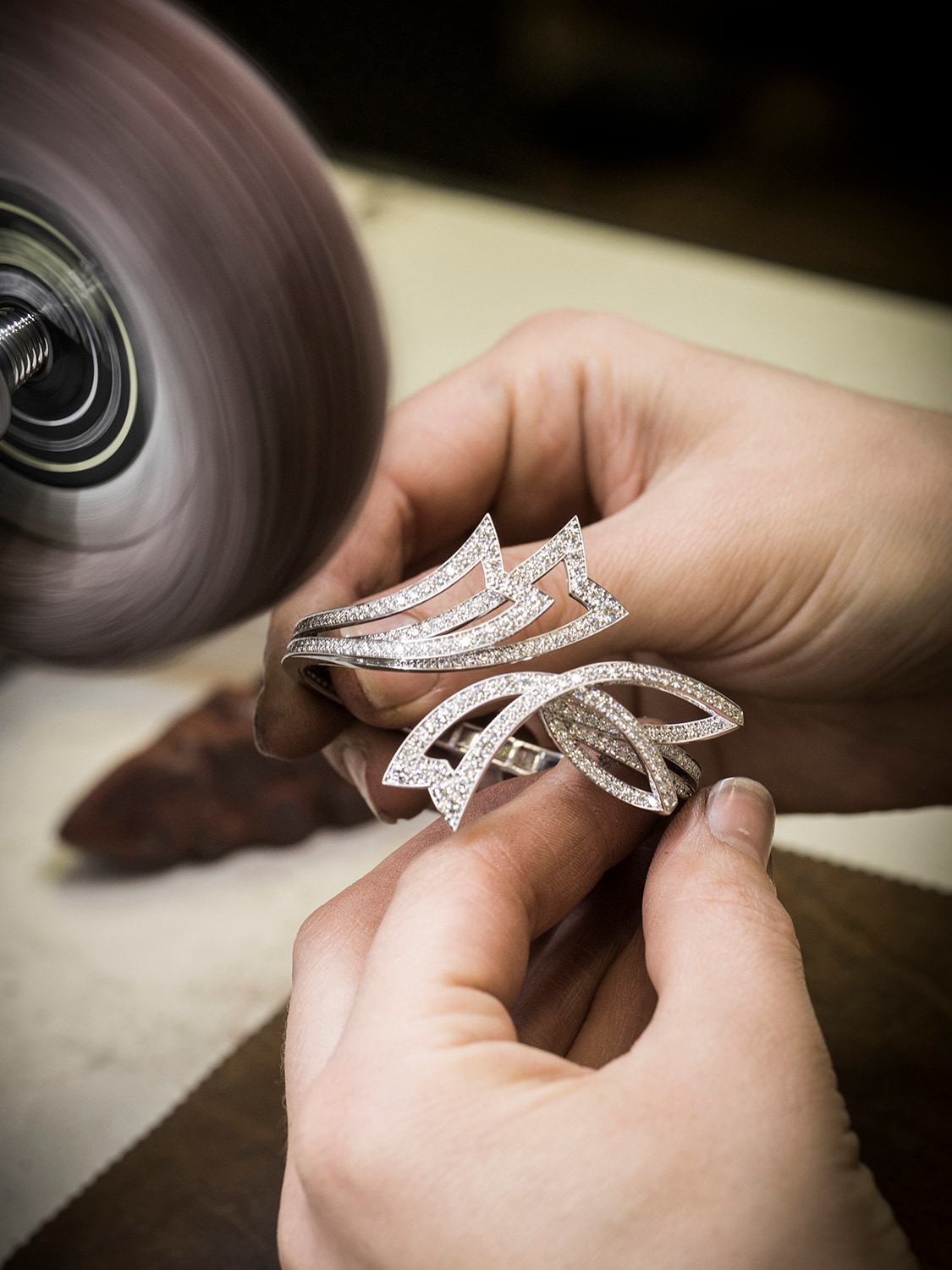 Contes d’Hiver手镯，18K白金，钻石，制作工艺，Contes d'Hiver系列，Van Cleef & Arpels梵克雅宝