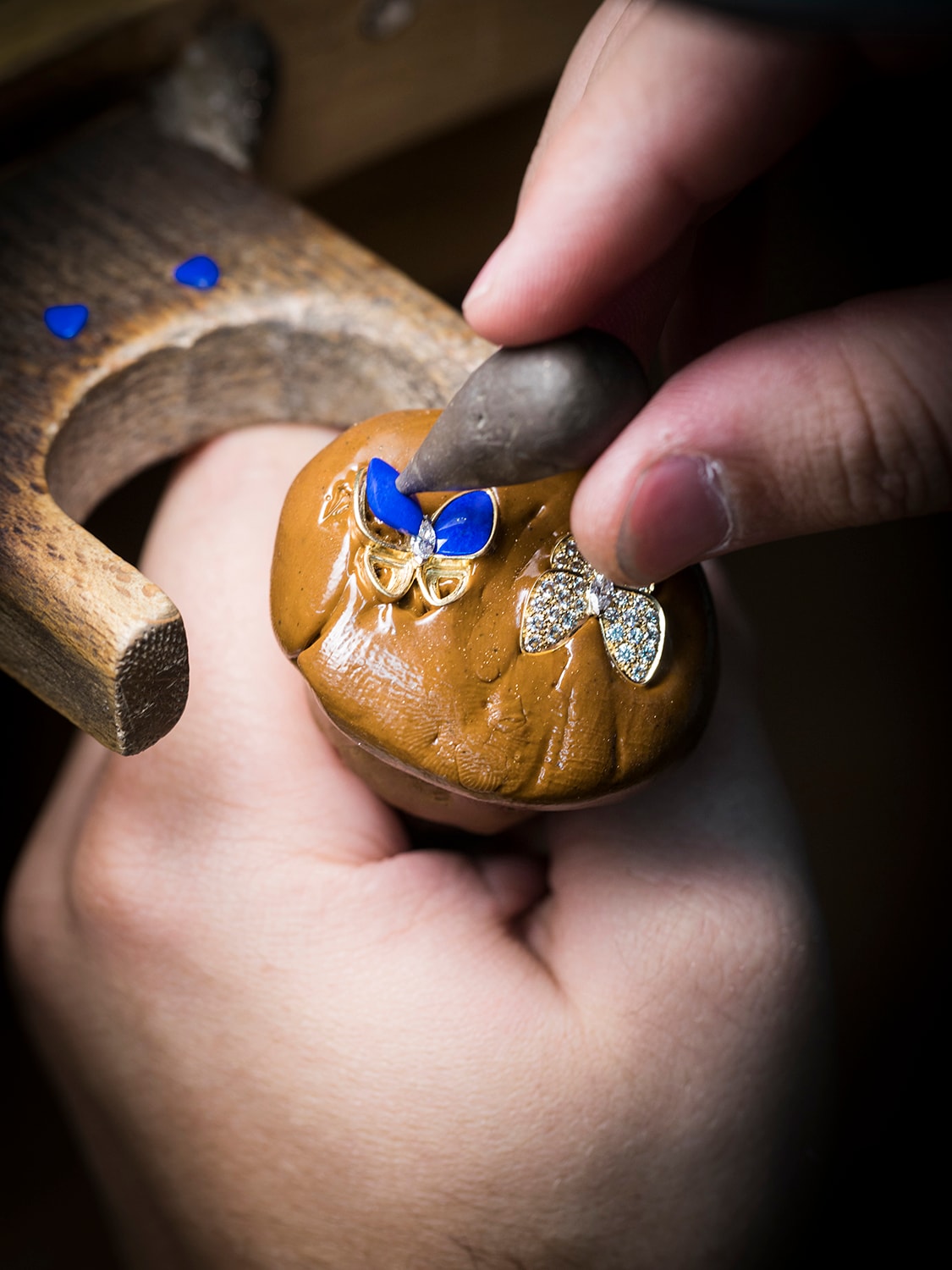 18K黄金，钻石，青金石，制作工艺，Two Butterfly系列，Van Cleef & Arpels梵克雅宝