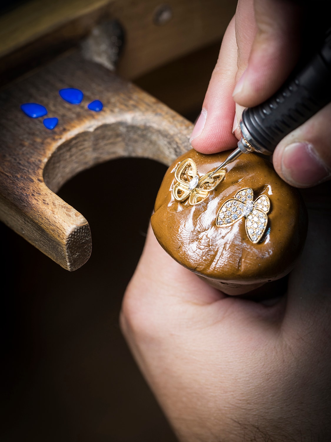 18K黄金，钻石，青金石，制作工艺，Two Butterfly系列，Van Cleef & Arpels梵克雅宝