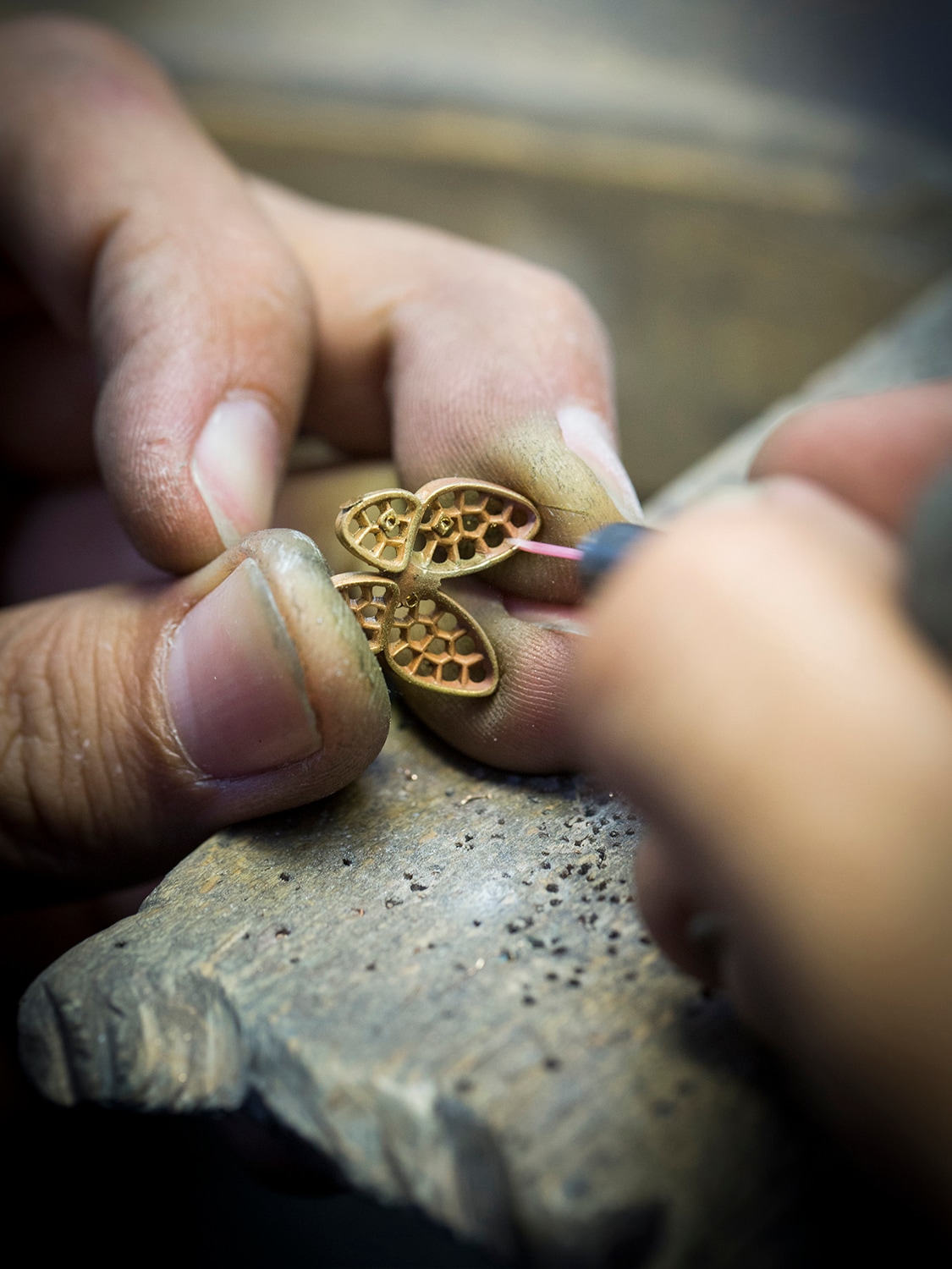 Two Butterfly耳环，18K黄金，钻石，青金石，制作工艺，Two Butterfly系列，Van Cleef & Arpels梵克雅宝