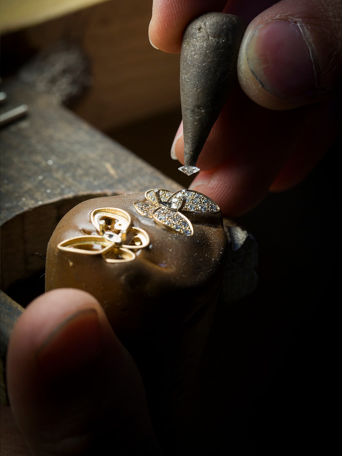 18K黄金，钻石，青金石，制作工艺，Two Butterfly系列，Van Cleef & Arpels梵克雅宝