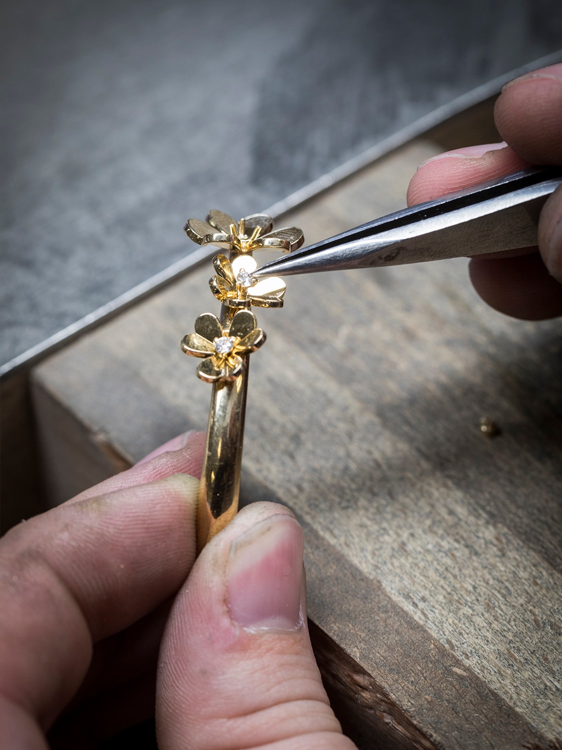 Frivole bracelet, 7 flowers, 18K yellow gold, diamond, Frivole collection, Van Cleef & Arpels