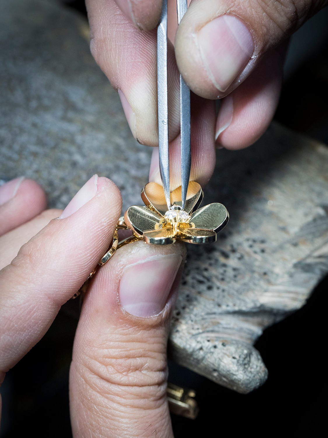 Frivole bracelet, 7 flowers, 18K yellow gold, diamond, Frivole collection, Van Cleef & Arpels