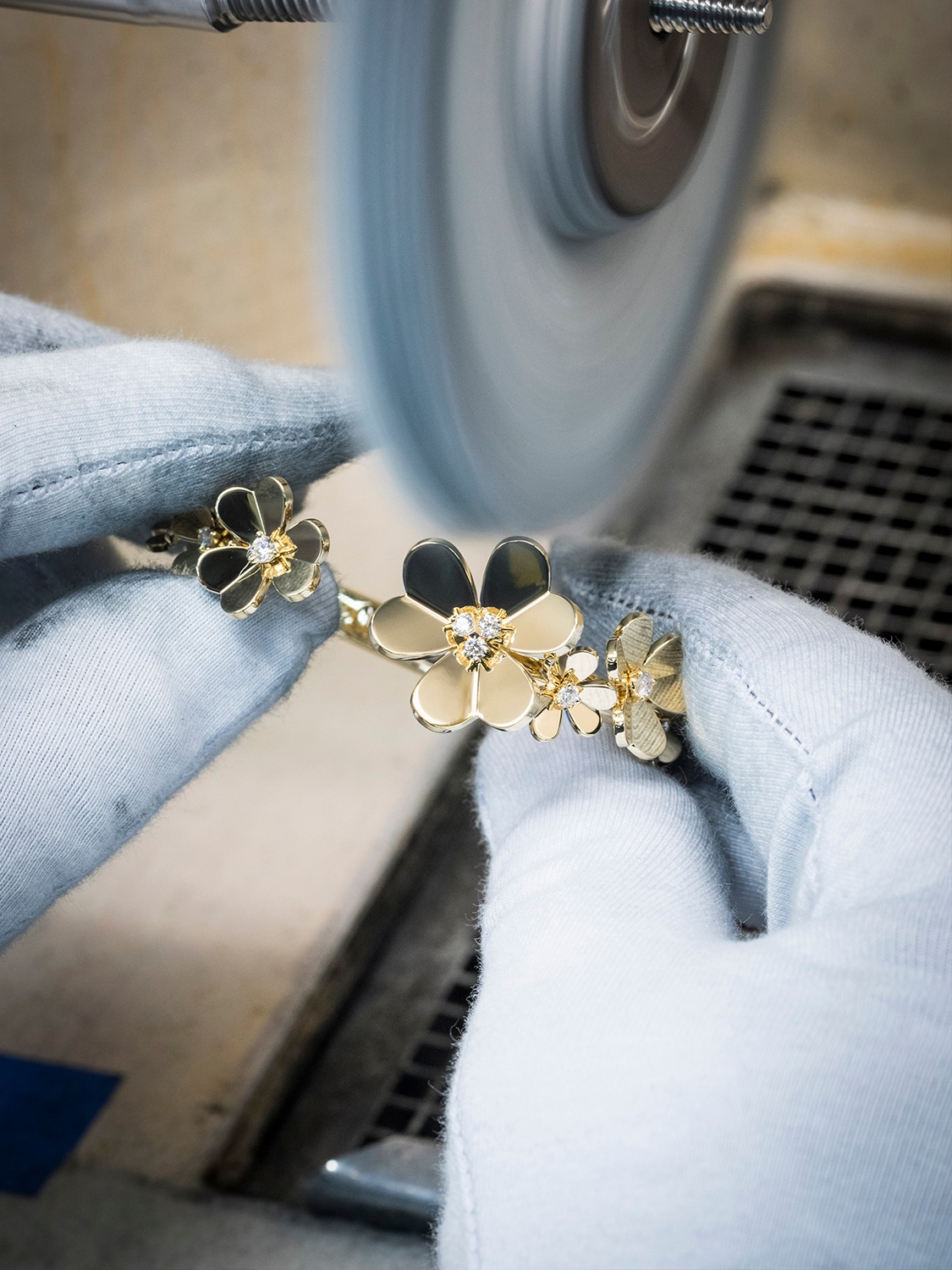 Frivole bracelet, 7 flowers, 18K yellow gold, diamond, Frivole collection, Van Cleef & Arpels