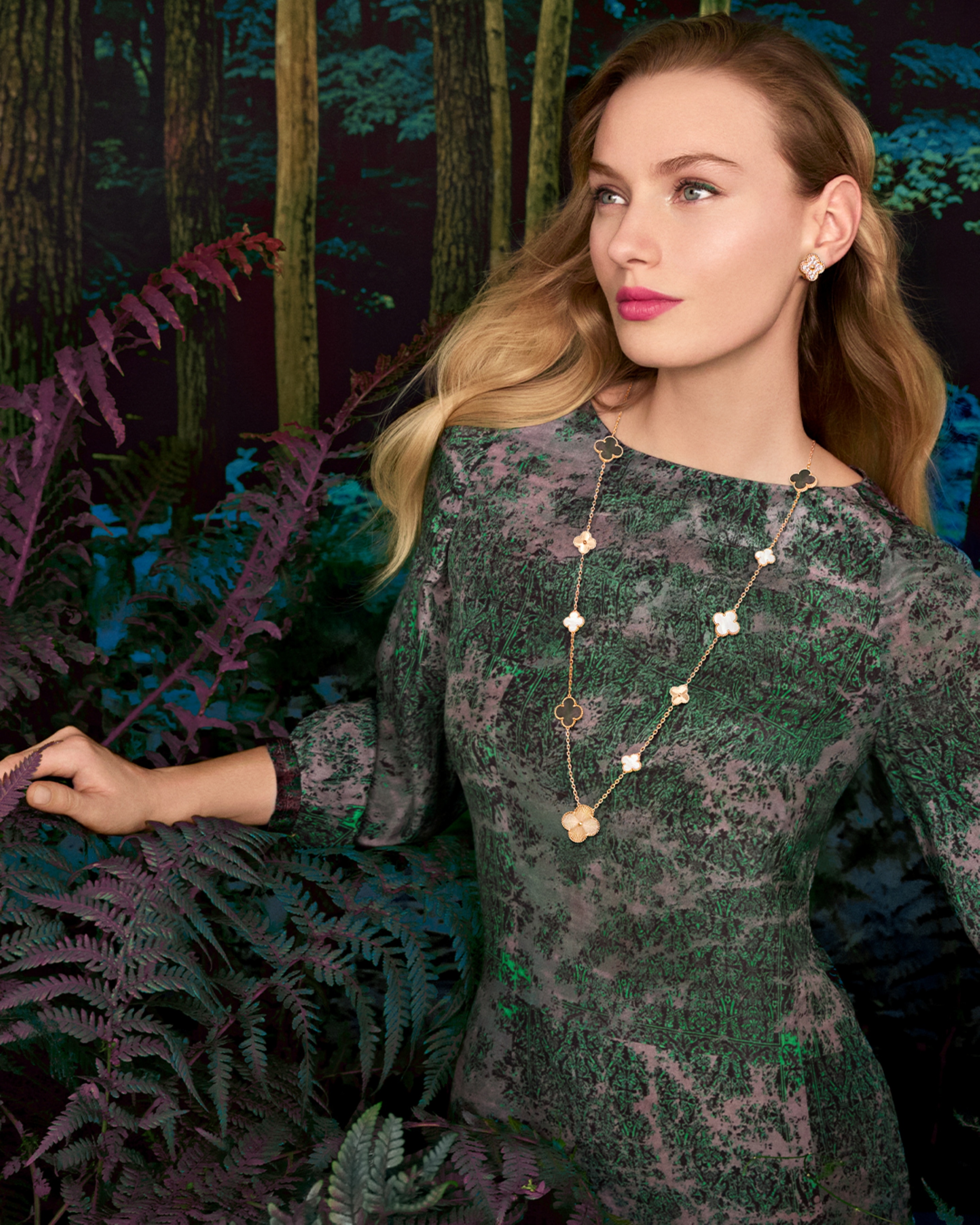 Magic Alhambra可转换式长项链，15枚四叶幸运图案，玑镂雕花玫瑰金，白色和灰色珍珠母贝。Vintage Alhambra耳环，玫瑰金，钻石。Alhambra®系列，Van Cleef & Arpels梵克雅宝。