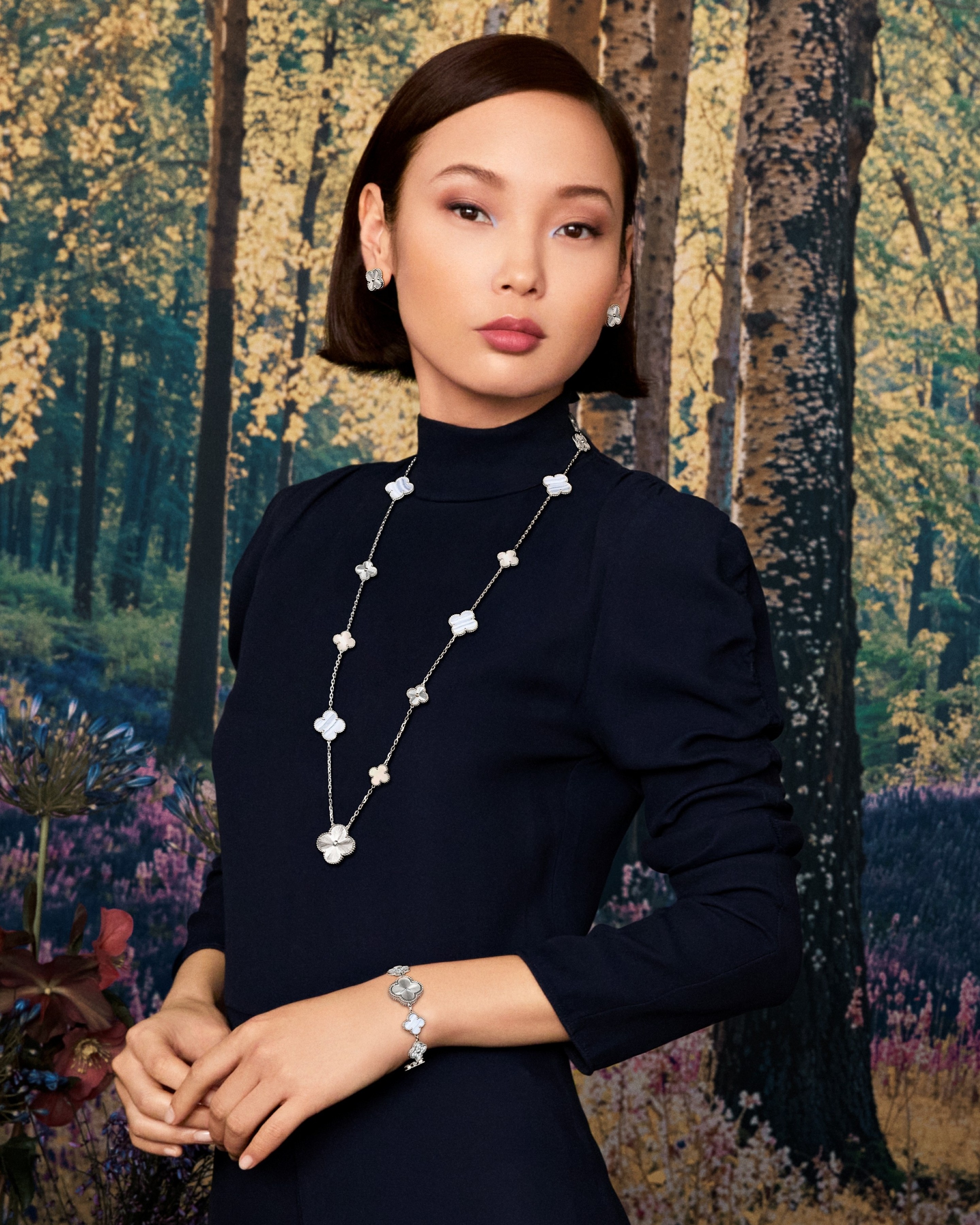 Magic Alhambra可转换式长项链，15枚四叶幸运图案，玑镂雕花白K金，玉髓，白色珍珠母贝。Sweet Alhambra腕表，玑镂雕花白K金，玉髓，钻石，瑞士石英机芯。Vintage Alhambra耳环，玑镂雕花白K金。Alhambra®四叶幸运系列，Van Cleef & Arpels梵克雅宝。