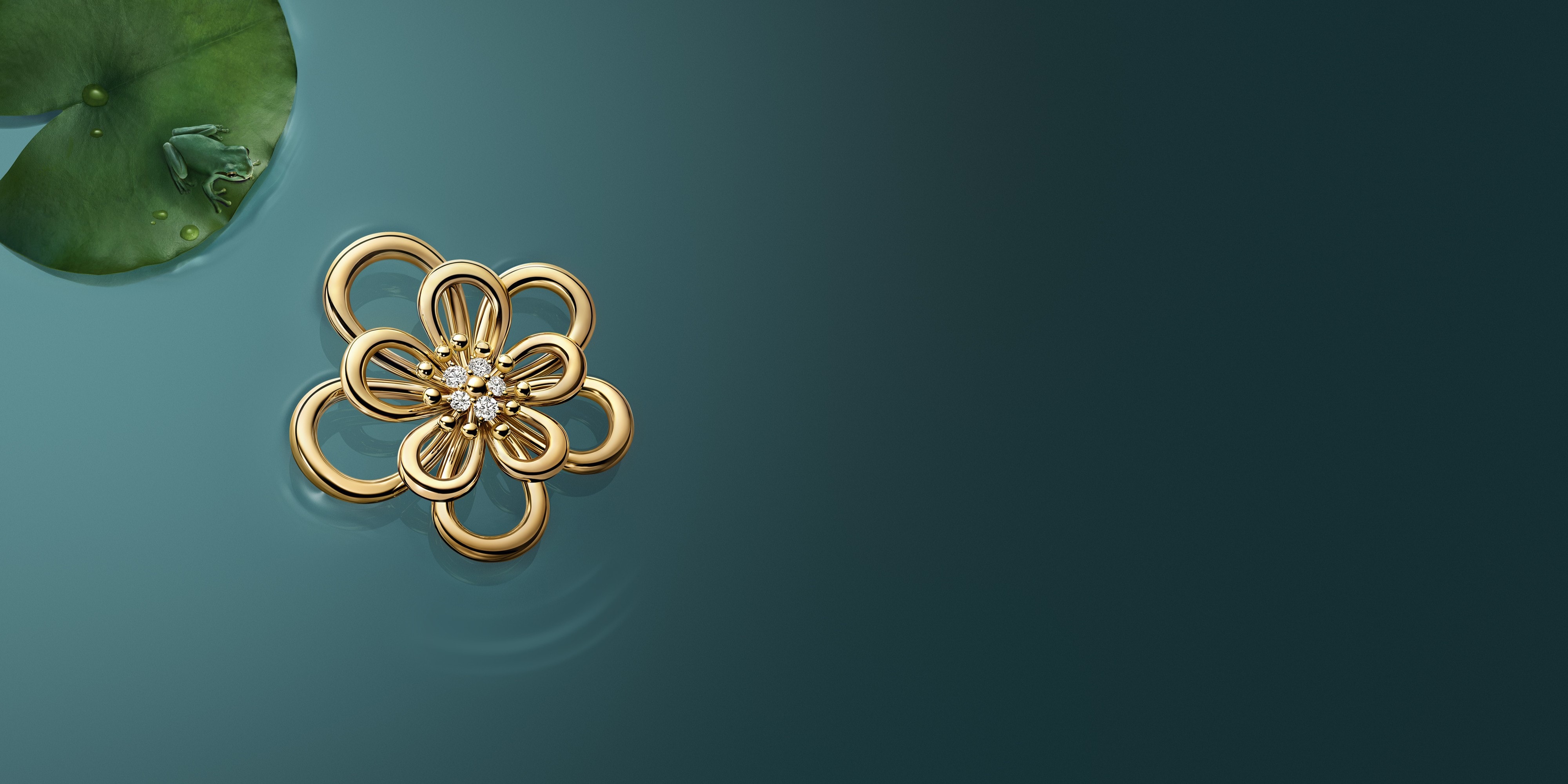 Flowerlace胸针吊坠和指间戒，黄K金，钻石。Flowerlace系列，Van Cleef & Arpels梵克雅宝。
