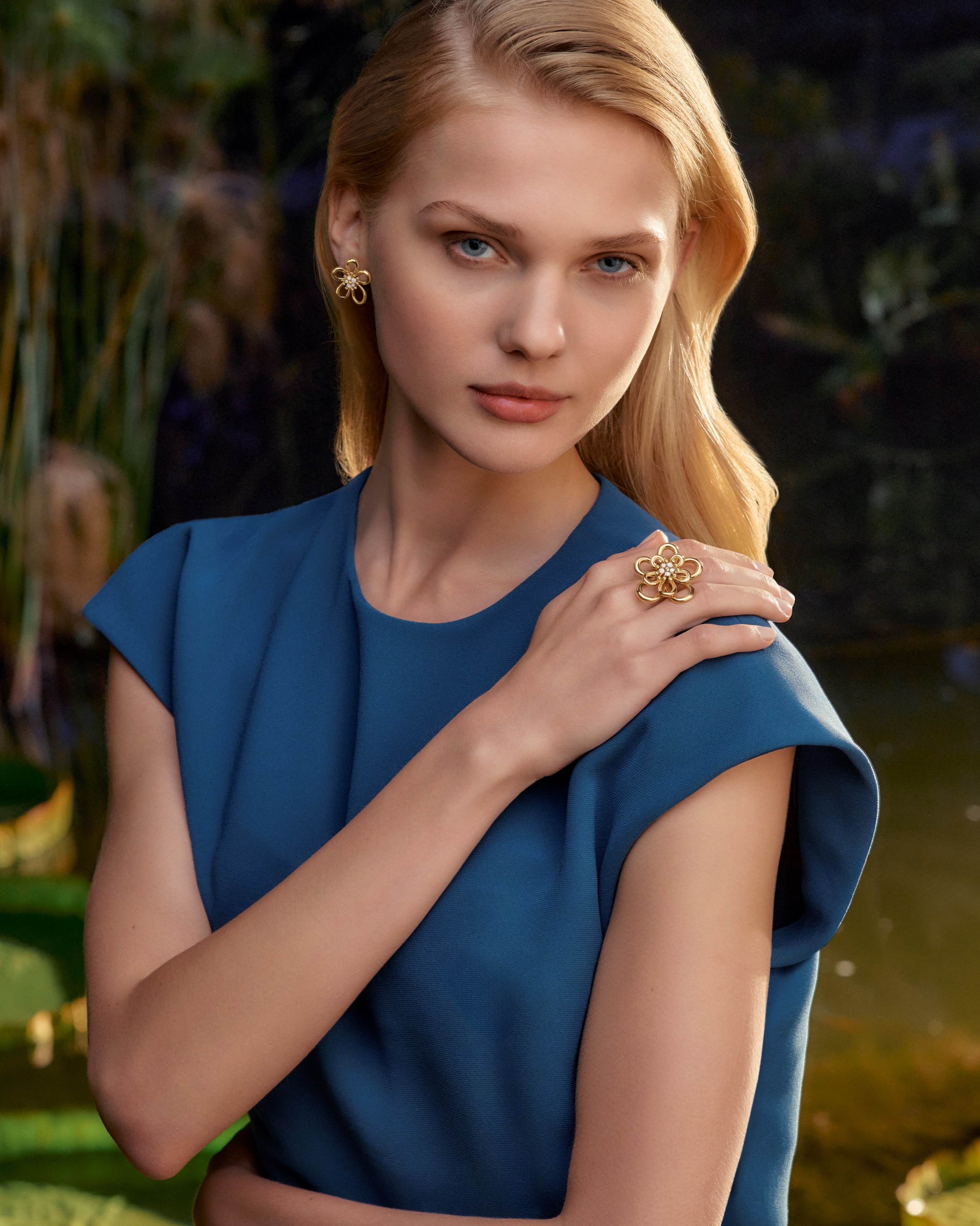 Flowerlace耳环和戒指，黄K金，钻石。Flowerlace系列，Van Cleef & Arpels梵克雅宝。