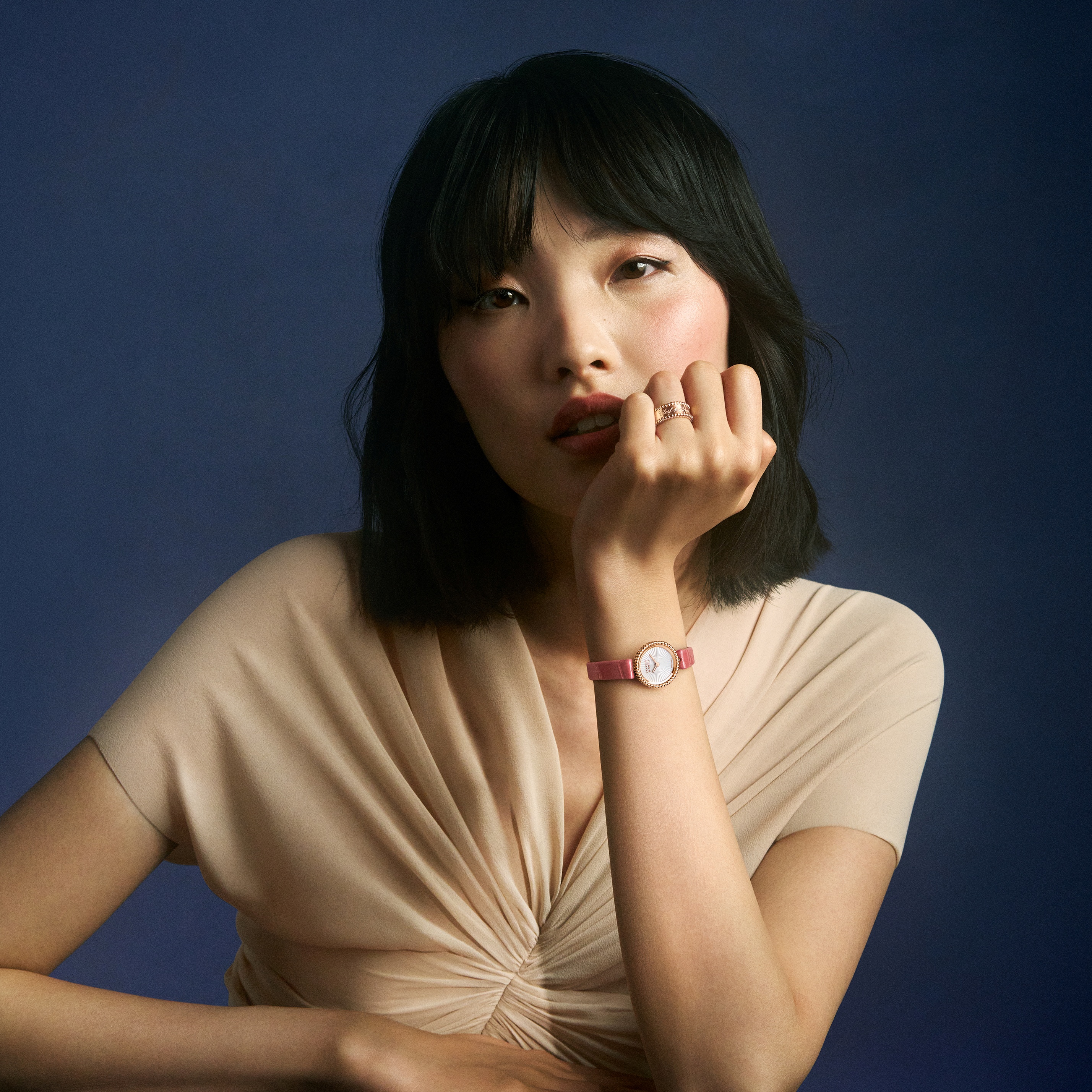 Perlée signature戒指，玫瑰金。Perlée腕表，23毫米，玫瑰金，瑞士石英机芯。Perlée系列，Van Cleef & Arpels梵克雅宝。