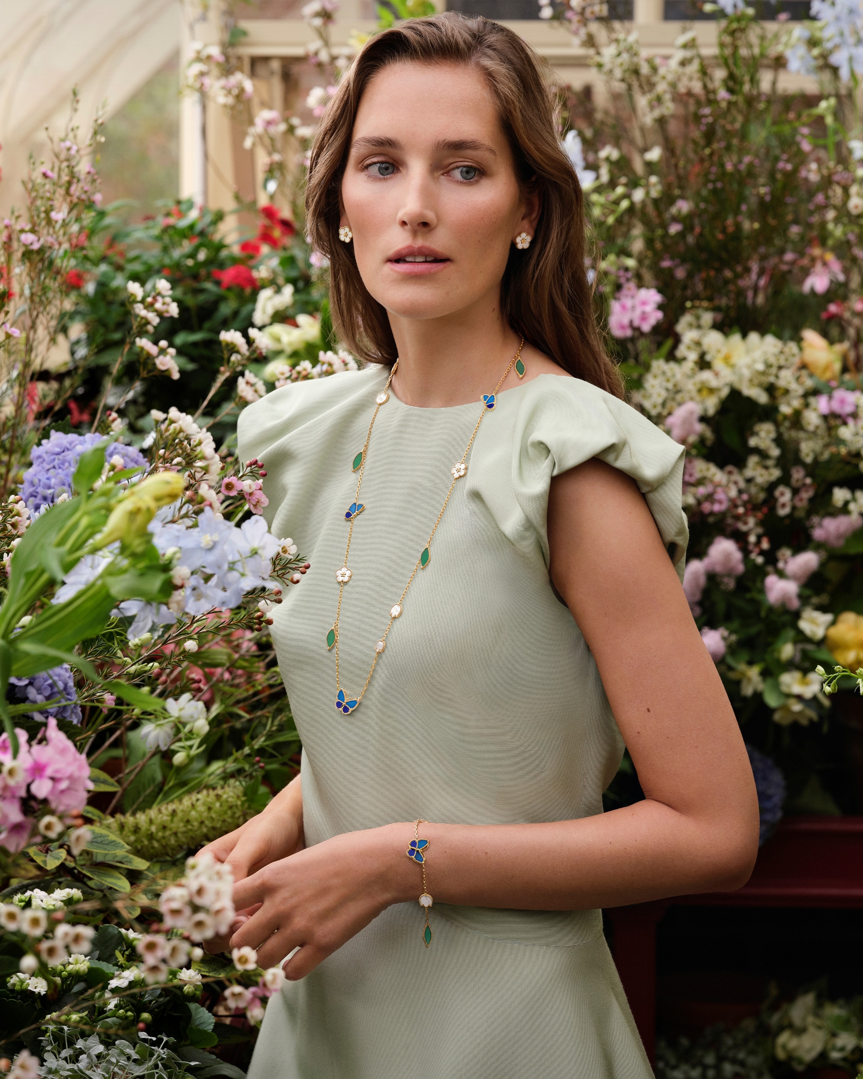 Lucky Spring耳环，黄K金，白色珍珠母贝；Lucky Spring Butterfly长项链，15枚主题图案，黄K金，青金石，蓝色和绿色玛瑙，白色珍珠母贝；Lucky Spring Butterfly手链，5枚主题图案，黄K金，青金石，蓝色和绿色玛瑙，白色珍珠母贝。Lucky Spring®系列，Van Cleef & Arpels梵克雅宝。