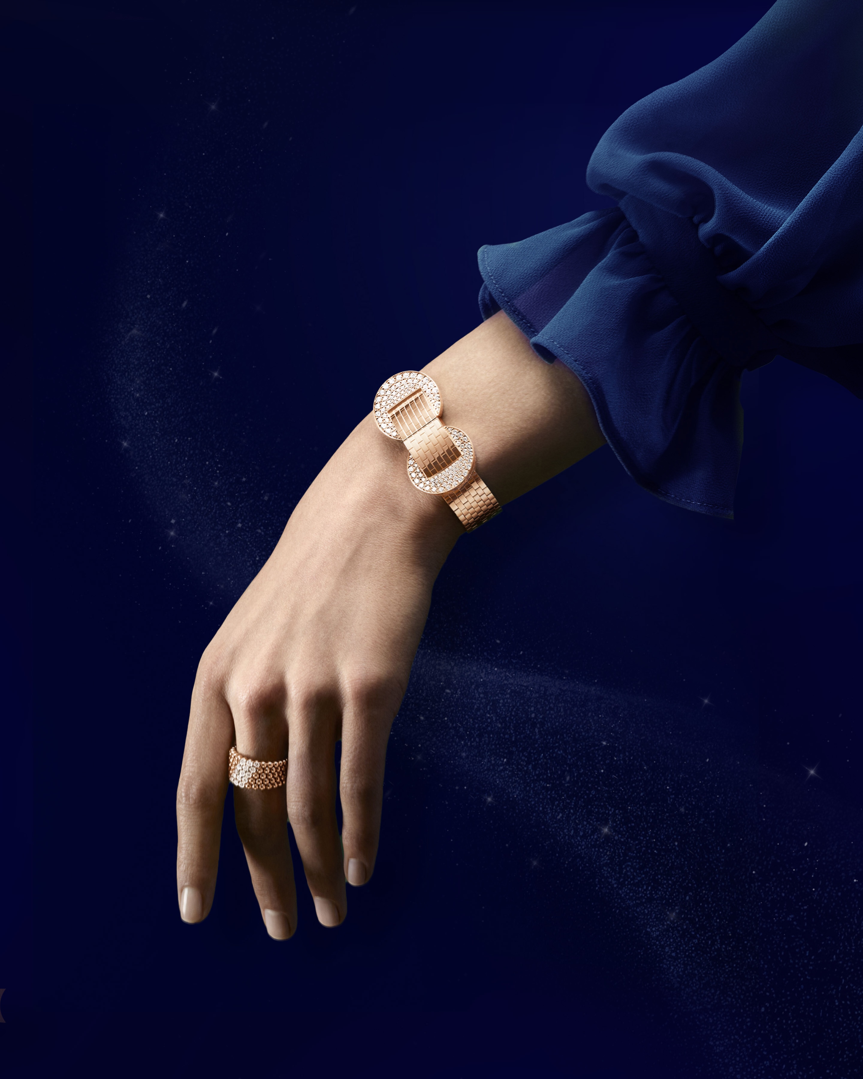 Ludo隐秘式腕表，玫瑰金，圆形钻石，玑镂雕花白色珍珠母贝，三折叠式表扣，瑞士石英机芯。Perlée diamonds戒指，5排镶钻设计，玫瑰金，钻石。Ludo系列及Perlée系列，Van Cleef & Arpels梵克雅宝。