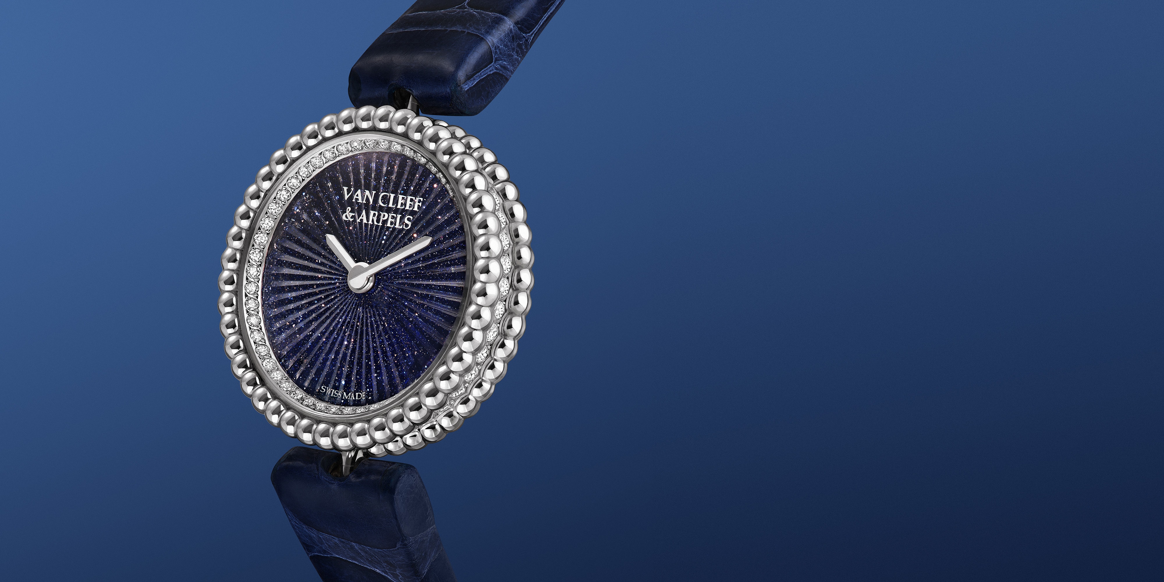 Perlée腕表，23毫米，白K金，砂金石玻璃，钻石，瑞士石英机芯。Perlée系列，Van Cleef & Arpels梵克雅宝