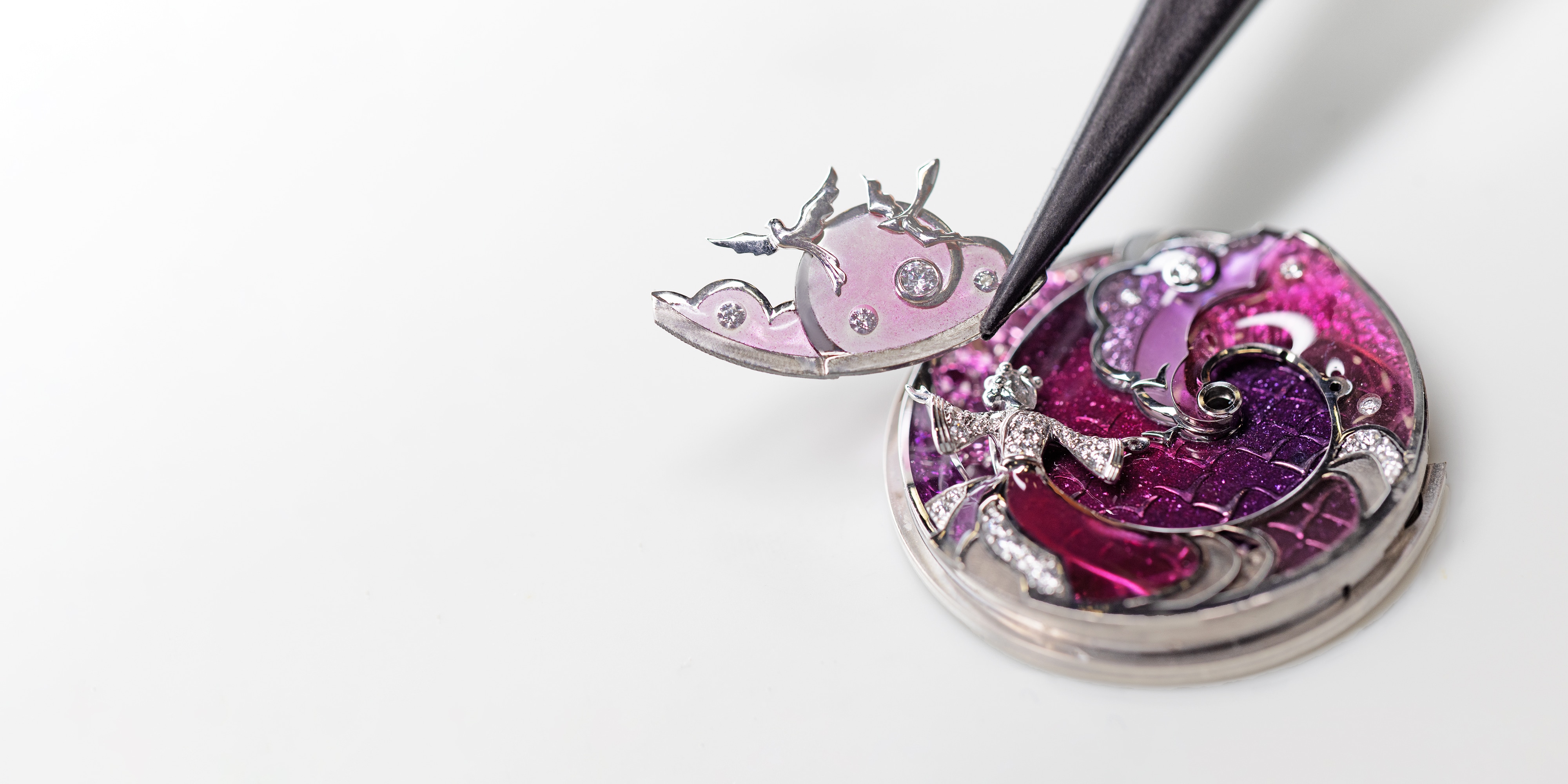 Lady Retrouvailles Célestes腕表，玫瑰金，白K金，粉色蓝宝石，白色珍珠母贝，钻石，珐琅，微型彩绘，手动上链机械机芯。Extraordinary Dials非凡表盘腕表系列，Van Cleef & Arpels梵克雅宝。