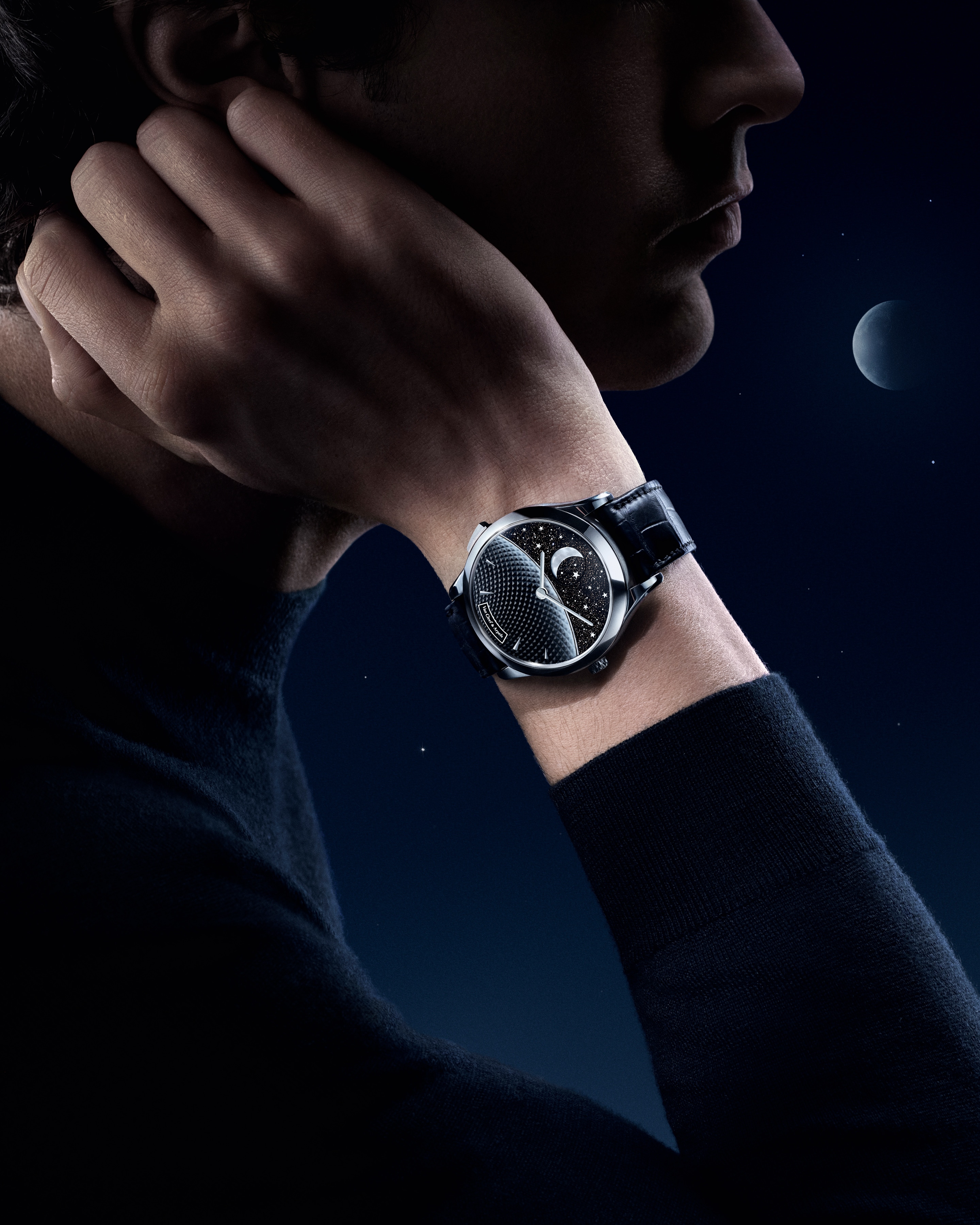 Midnight Jour Nuit Phase de Lune腕表，白K金，黄K金，白色珍珠母贝，砂金石玻璃，自动上链机械机芯，配备月相显示、昼夜显示与按需动态演示功能。Poetic Complications诗意复杂功能腕表系列，Van Cleef & Arpels梵克雅宝。