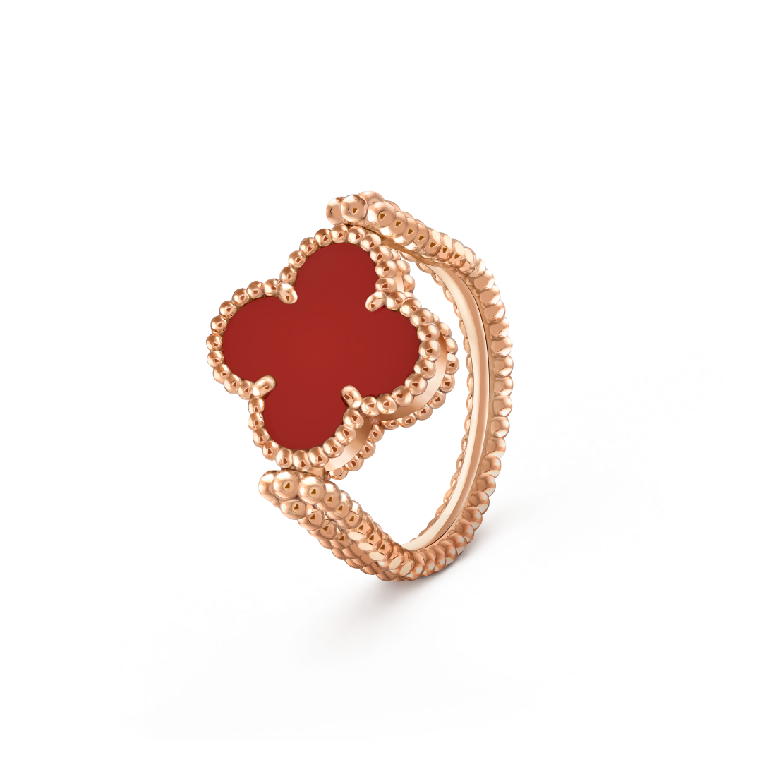 Vintage Alhambra可翻转戒指，玑镂雕花玫瑰金，红玉髓，钻石。Alhambra®四叶幸运系列，Van Cleef & Arpels梵克雅宝。