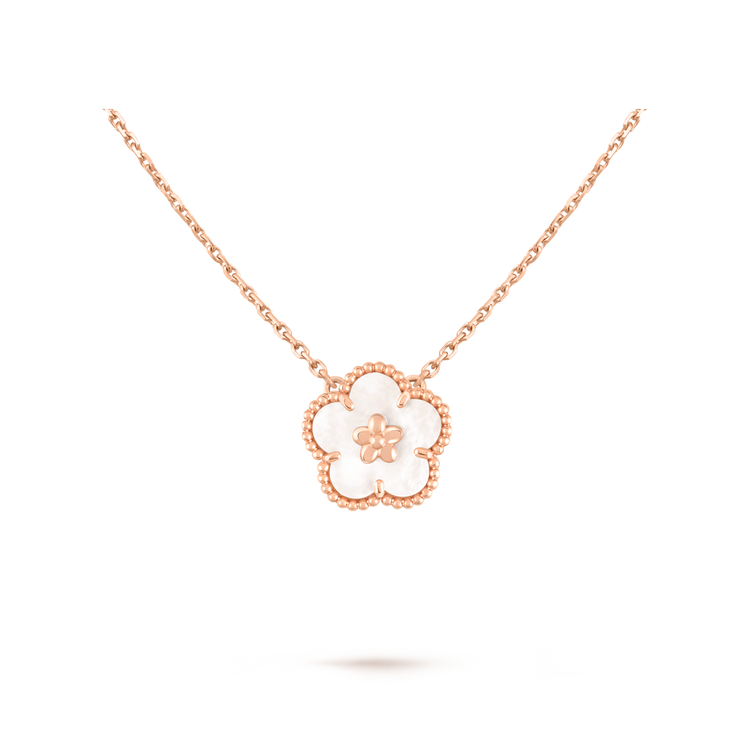 Alhambra四叶幸运系列®，项链，吊坠，黄K金和珍珠母贝，微距拍摄，Van Cleef & Arpels梵克雅宝