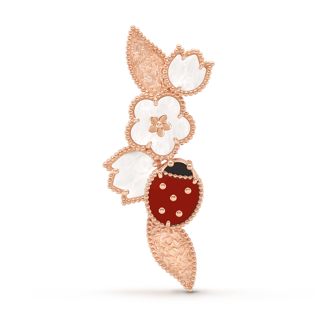Lucky Spring胸针，玫瑰金，白色珍珠母贝，红玉髓，缟玛瑙。Lucky Spring系列，Van Cleef & Arpels梵克雅宝。