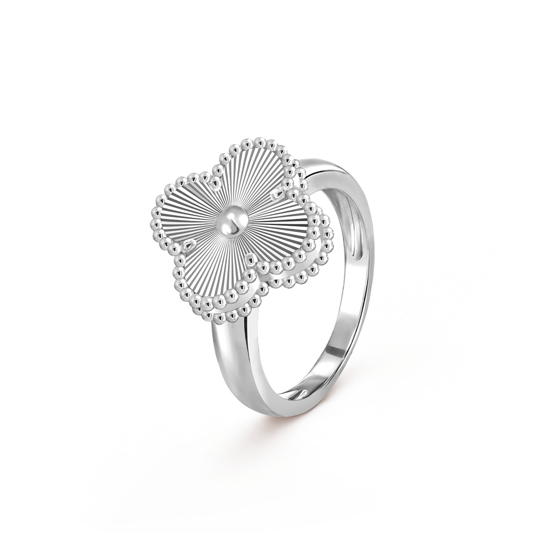 Vintage Alhambra耳环，玑镂雕花镀铑白K金。Alhambra系列，Van Cleef & Arpels梵克雅宝。