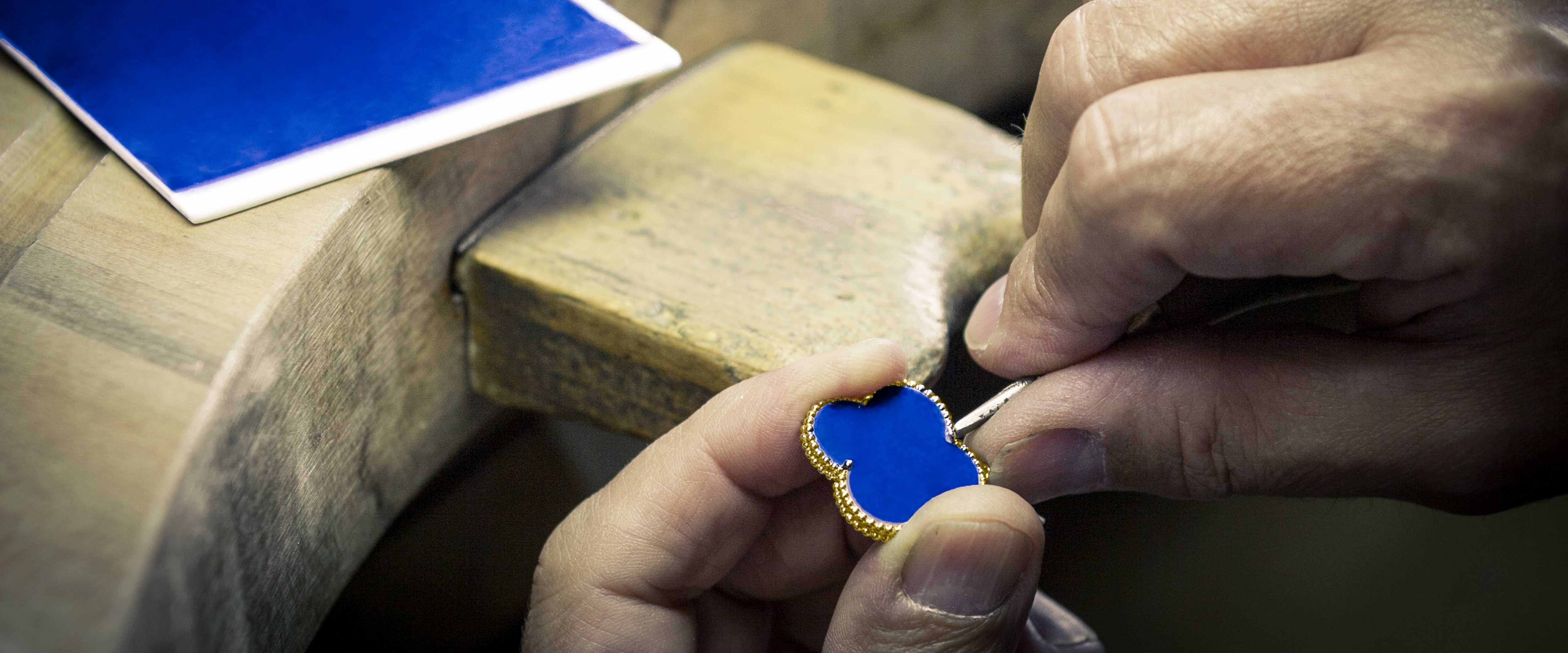 镶嵌工艺，Magic Alhambra吊坠，黄K金，蓝色塞夫勒陶瓷，Van Cleef & Arpels梵克雅宝